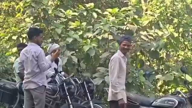 गोंडा में टिकरी इलाके से सामने आई तस्वीरें पावर कारपोरेशन की उस इंजीनियरिंग की बानगी है, जिसकी नजीर आपको जगह जगह दिखाई दे जाएंगी। बिजली की ये 33 केवी लाइन बहदुरा विद्युत उपकेंद्र की है, जो बिलकुल पेड़ से सटाकर खींची गई। तारों में बहते हाइ वोल्टेज के करंट से पहले धीरे धीरे नीम का पेड़ सूखा और अब वही पेड़ धू धू कर जल रहा।
