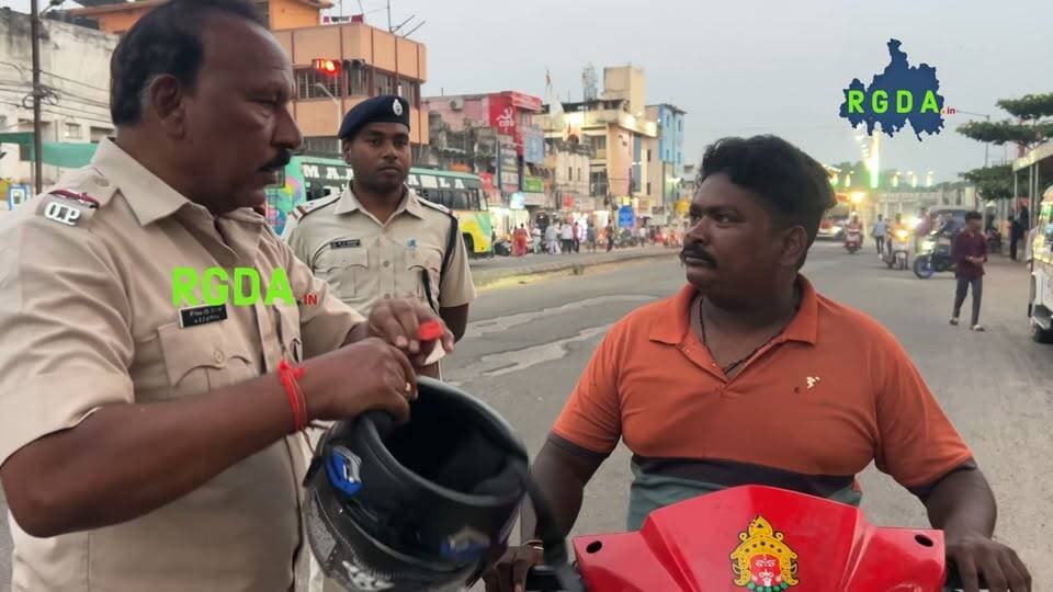 40 Helmets Distributed in Rayagada, RTO & Police Rayagada Promoting Helmet Awareness
#helmet #rto #police #rgda #rayagada #odishanews #odianews #topnews #topstories #rayagadanews