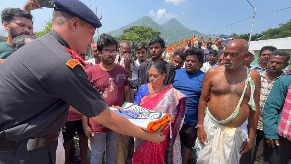 ଜନ୍ମଦିନରେ ବାହାରିଲା ଶେଷଯାତ୍ରା: ଅମର ଯବାନ ଭି. ତେଜାଙ୍କୁ ଜିଲ୍ଲା ପ୍ରଶାସନର ଗାର୍ଡ ଅଫ୍ ଅନର୍
#indianarmy #paramilitary #jawan #rgda #rayagada #odishanews #rayagadanews #odianews #topnews #topstories #rayagadapolice