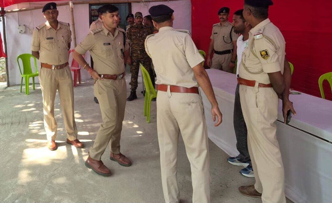 छपरा में चाकूबाजी मामले में पुलिस की कार्रवाई, नामजद अभियुक्त शंकर चौबे गिरफ्तार
✍️ छपरा, सारण। सारण जिले के मुफस्सिल थाना क्षेत्र अंतर्गत अटल नगर नेवाजी टोला में हुई मारपीट और चाकूबाजी की घटना के मामले में पुलिस ने त्वरित कार्रवाई करते हुए नामजद अभियुक्त शंकर चौबे को गिरफ्तार कर लिया है। इस घटना में एक युवक गंभीर रूप से घायल हो गया था, जिसे प्राथमिक उपचार के बाद बेहतर इलाज के लिए पटना रेफर किया गया।
🔴 आपसी विवाद में मारपीट और चाकूबाजी का आरोप
पुलिस के अनुसार, 18 अक्टूबर 2026 को अटल नगर नेवाजी टोला में आपसी विवाद को लेकर मारपीट और चाकूबाजी की घटना हुई थी। पीड़ित के परिजनों ने आरोप लगाया कि शंकर चौबे और उनके परिवार के सदस्य घर पर आकर गाली-गलौज और मारपीट करने लगे। इसी दौरान उनके पुत्र पर जान से मारने की नीयत से चाकू से हमला किया गया, जिससे वह गंभीर रूप से घायल हो गया।
घायल को तत्काल सदर अस्पताल, छपरा ले जाया गया। वहां चिकित्सकों ने उसकी गंभीर स्थिति को देखते हुए बेहतर इलाज के लिए पटना रेफर कर दिया।
🚔 तकनीकी साक्ष्य के आधार पर गिरफ्तारी
इस मामले में मुफस्सिल थाना कांड संख्या 773/26, दिनांक 18 अक्टूबर 2026 के तहत भारतीय न्याय संहिता (BNS) की विभिन्न धाराओं में प्राथमिकी दर्ज कर पुलिस ने अनुसंधान शुरू किया।
पुलिस के मुताबिक, जांच के दौरान तकनीकी साक्ष्य और मानवीय सूचना के आधार पर कार्रवाई करते हुए नामजद अभियुक्त शंकर चौबे को गिरफ्तार किया गया।
📌 गिरफ्तार अभियुक्त की पहचान
नाम: शंकर चौबे
पिता: योगेन्द्र देव नारायण शर्मा
पता: अटल नगर नेवाजी टोला, थाना मुफस्सिल, जिला सारण।
👮 पुलिस टीम में शामिल रहे अधिकारी एवं कर्मी
इस कार्रवाई में मुफस्सिल थानाध्यक्ष सहित थाने के अन्य पुलिस पदाधिकारी और कर्मी शामिल रहे। पुलिस के अनुसार, मामले में आगे की विधिसम्मत कार्रवाई की जा रही है।