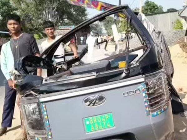 सारण में भीषण सड़क हादसा: विंध्याचल जा रहे श्रद्धालुओं के ऑटो की ट्रक से टक्कर, दो की मौत और चार घायल
✍️ गौरा, सारण। दशहरा के अवसर पर मां विंध्यवासिनी के दर्शन के लिए विंध्याचल जा रहे श्रद्धालुओं की यात्रा दर्दनाक हादसे में बदल गई। सारण जिले के गौरा थाना क्षेत्र अंतर्गत छपरा-मशरक मुख्य पथ (एसएच-90) पर औदालपट्टी माता स्थान के समीप बालू लदे ट्रक और सीएनजी ऑटो के बीच आमने-सामने जोरदार टक्कर हो गई। इस भीषण दुर्घटना में दो लोगों की मौत हो गई, जबकि चार अन्य घायल हो गए।
🛑 गंगौली निवासी दो लोगों की गई जान
हादसे में मृतकों की पहचान मशरक थाना क्षेत्र के गंगौली निवासी नर्सिंग पंडित के पुत्र प्रमोद पंडित और नीरज के रूप में हुई है। वहीं, घायलों में गलिमापुर निवासी विनोद कुमार, मशरक बाजार निवासी शत्रुघ्न शर्मा, गंगौली निवासी रमेश और एक अन्य व्यक्ति शामिल हैं।
🚑 घायलों को छपरा किया गया रेफर
दुर्घटना के बाद घटनास्थल पर अफरा-तफरी मच गई। स्थानीय लोगों और गौरा पुलिस की मदद से घायलों को तत्काल नगरा अस्पताल पहुंचाया गया। वहां ड्यूटी पर तैनात चिकित्सक डॉ. इकबाल अंसारी ने उनका प्राथमिक उपचार किया। इसके बाद बेहतर इलाज के लिए घायलों को छपरा रेफर कर दिया गया।
जानकारी के अनुसार, सभी श्रद्धालु सीएनजी ऑटो से मशरक से विंध्याचल जा रहे थे। इसी दौरान औदालपट्टी माता स्थान के पास छपरा की ओर से आ रहे बालू लदे ट्रक से ऑटो की आमने-सामने टक्कर हो गई। टक्कर इतनी जोरदार थी कि ऑटो में सवार लोग गंभीर रूप से घायल हो गए।
🚔 ट्रक जब्त, फरार चालक की तलाश में पुलिस
हादसे की सूचना मिलते ही गौरा थानाध्यक्ष महताब खान पुलिस बल के साथ घटनास्थल पर पहुंचे। पुलिस ने दुर्घटना में शामिल बालू लदे ट्रक को जब्त कर लिया है। वहीं, ट्रक चालक मौके से फरार हो गया, जिसकी तलाश की जा रही है। पुलिस मामले की जांच में जुटी है।
💔 धार्मिक यात्रा के दौरान हादसे से मातम
दशहरा के पावन अवसर पर मां विंध्यवासिनी के दर्शन के लिए निकले श्रद्धालुओं के साथ हुए इस दर्दनाक हादसे से मृतकों के परिवारों में मातम पसरा है। घटना के बाद इलाके में शोक का माहौल है।
