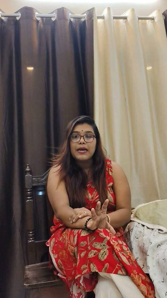 🪔 শুভ নবমী! পুজোয় মিষ্টি খেলে কি রক্তে শর্করা বেড়ে যায়?
দুর্গাপুজোয় মিষ্টিমুখ বাঙালির ঐতিহ্য। কিন্তু ডায়াবেটিস থাকলে খাবার বেছে নেওয়া এবং পরিমাণের দিকে নজর দেওয়া বিশেষ গুরুত্বপূর্ণ।
এই ভিডিওতে পুষ্টিবিদ চন্দ্রিমা দে সহজ ভাষায় আলোচনা করছেন—
✅ মিষ্টি কীভাবে রক্তে গ্লুকোজকে প্রভাবিত করতে পারে
✅ ডায়াবেটিস থাকলে খাবারের পরিকল্পনা কেন জরুরি
✅ ভাত, রুটি ও অন্যান্য কার্বোহাইড্রেটের ভূমিকা
✅ ওষুধ ও ইনসুলিন ব্যবহারে কোন বিষয়ে সতর্ক থাকবেন
প্রত্যেকের শারীরিক অবস্থা আলাদা। তাই নিজের চিকিৎসক ও ডায়েটিশিয়ানের পরামর্শ মেনে চলুন।
ভিডিওটি ডায়াবেটিসে আক্রান্ত প্রিয়জনদের সঙ্গে শেয়ার করুন।
পুষ্টিবিদ চন্দ্রিমা দে | Diabetes Educator
U&URS NUTRITIONIST
#শুভনবমী #দুর্গাপুজো২০২৬ #ডায়াবেটিস #DiabetesAwareness #BloodSugar #DiabetesDiet #NutritionEducation #পুষ্টিবিদচন্দ্রিমাদে #UAndURNutritionist