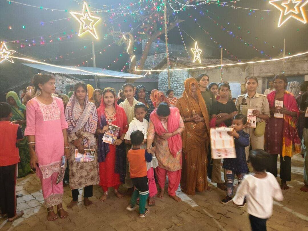 प्रेस नोटः- चित्रकूट पुलिस
*मिशन शक्ति फेज-6 के अंतर्गत बालिकाओं एवं महिलाओं को सुरक्षा, सम्मान, संरक्षण एवं स्वावलंबन के प्रति जनपद के समस्त थानों की एण्टीरोमियों टीम द्वारा जागरूक करते हुए महिला सुरक्षा से संबंधित विभिन्न योजनाओं एवं सेवाओं की जानकारी दी गई*
आज दिनाँक 19.10.2026 को पुलिस अधीक्षक चित्रकूट श्री अरुम कुमार सिंह के निर्देशन में जनपद के समस्त थानों की एण्टीरोमियों टीम द्वारा (थाना मारकुंडी द्वारा ग्राम दीपू कोलान में,थाना बहिलपुरवा द्वारा ग्राम मड़ैयन के पंडाल में,थाना पहाड़ी द्वारा ग्राम पहाड़ी बुजुर्ग में,थाना मानिकपुर द्वारा ग्राम बारहमाफी चौकी हल्दी डांडी में,थाना सरधुवा द्वारा ग्राम पनौती में,थाना राजापुर द्वारा कस्बा राजापुर में,थाना रैपुरा द्वारा ग्राम कौबरा में ) स्थानों पर भ्रमण कर मिशन शक्ति फेज-6 के अंतर्गत छात्राओं/बालिकाओं एवं महिलाओं को सुरक्षा, सम्मान, संरक्षण एवं स्वावलंबन के प्रति जागरूक करते हुए महिला सुरक्षा से संबंधित विभिन्न योजनाओं एवं सेवाओं की जानकारी दी गई।
इस अभियान का मुख्य उद्देश्य महिलाओं/बालिकाओं की सुरक्षा, सम्मान एवं स्वावलंबन सुनिश्चित करना है-
1. जन-जागरूकता एवं शिकायत निस्तारण, स्कूल/कॉलेज, वर्किंग वूमेन हॉस्टल में जागरूकता कार्यक्रम, निम्न आय वर्ग बस्तियों, गांवों, वार्डों, मोहल्लों में चौपाल कार्यक्रम प्रमुख बाजारों, कस्बों व चौराहों पर जागरूकता व शिकायत निस्तारण।
2.महिला बीट पुलिस की भूमिका, प्रत्येक थाना क्षेत्र की महिला बीट पुलिस द्वारा जन-जागरूकता, साइबर अपराध से बचाव एवं साइबर हेल्पलाइन 1930 की जानकारी, महिला समस्याओं का त्वरित निस्तारण।
3.बालिकाओं एवं महिलाओं के लिए विशेष आत्मरक्षा प्रशिक्षण, गुड टच/बैड टच की जानकारी।
महिला/बालिकाओं को सुरक्षा सम्बन्धित सेवाएँ
1076 – मुख्यमंत्री हेल्पलाइन
1090 – वीमेन पावर लाइन
181 – वीमेन हेल्पलाइन
112 – पुलिस आपातकालीन सेवा
102 – गर्भवती महिलाओं एवं नवजात शिशुओं हेतु एम्बुलेंस
108 – सामान्य एम्बुलेंस सेवा
1098 – चाइल्ड लाइन
101 – अग्निशमन सेवा
1930 – साइबर हेल्पलाइन व www.cybercrime.gov.in के बारे में जानकारियां दी गई ।
इस दौरान उपस्थित महिलाओं/बालिकाओं को अवगत कराया गया कि सभी थानों में महिलाओ की सुरक्षा/सहायता हेतु एक महिला हेल्पडेस्क बनाया गया है, जहाँ पर महिला पुलिसकर्मी द्वारा महिलाओं की शिकायत सुनी जाती है तथा समय से उनका निस्तारण किया जाता है । इसके साथ ही मौजूद महिलाओं/बालिकाओं को महिला सुरक्षा सम्बन्धी चलायी जा रही हेल्पलाइन नम्बरों के सम्बन्ध में पंपलेट वितरित करते हुए विस्तार से जानकारी देने के साथ ही सभी महिलाओं/बालिकाओं को हेल्पलाइन नम्बर का निर्भीक होकर उपयोग करने हेतु तथा महिलाओ को आत्मनिर्भर बनने व निर्भीक होकर अपने अपने क्षेत्र में कार्य करने/शिक्षा ग्रहण करने के लिये प्रेरित किया गया तथा सोशल मीडिया पर अपनी प्राइवेसी रखते हुये उसका प्रयोग करने के लिये कहा गया । इसी क्रम में महिलाओं/बालिकाओ को जनपद में गठित “एंटी रोमियो स्क्वायड” टीम के बारे में अवगत कराया गया तथा बताया गया कि सादे वस्त्रों में तथा प्राइवेट वाहनों से सार्वजनिक स्थलों, स्कूल, कालेज व कोचिंग संस्थान के आसपास व ऐसे स्थान जहाँ पर महिलाओ एवं बालिकाओ का अधिकतर आवागमन होता है उनको भौतिक रुप से चिन्हित कर शोहदो/मनचलो के द्वारा Eve Teasing इत्यादि आपत्तिजनक हरकतो को रोकने के उद्देश्य से सघन चेकिंग कर लोगो से पूछताछ की जाती है व अनावश्यक रुप से मौजूद शोहदों/मनचलो को हिदायत/कार्यवाही की जाती।