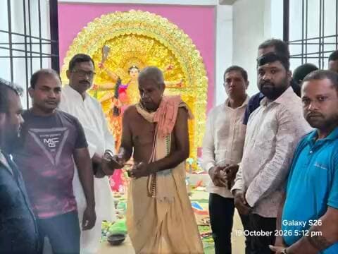 କେନ୍ଦ୍ରାପଡା: କରଞ୍ଜ ଗ୍ରାମ ପୂଜା ମଣ୍ଡପରେ ଯୁବ ନେତା ବିଭ୍ରାଂଶୁ ଲେଙ୍କା, ମା’ଙ୍କ ଆଶୀର୍ବାଦ ନେଲେ