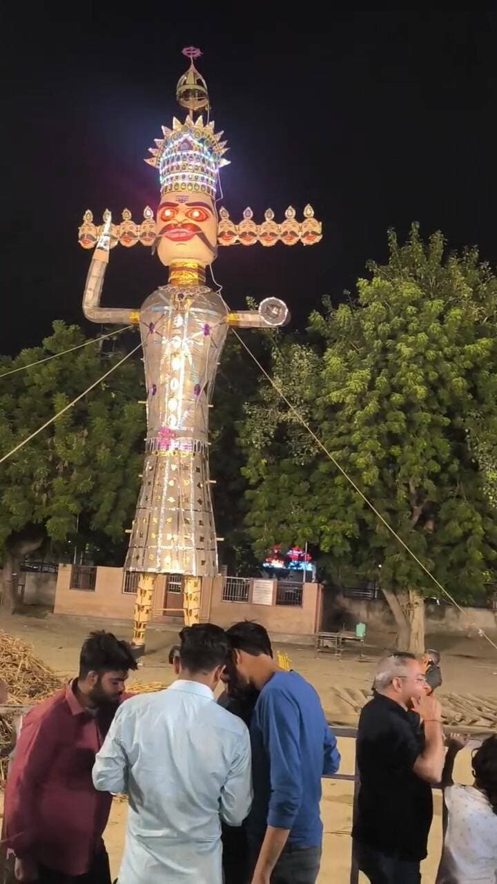 हिसार: हिसार में 55 फीट ऊंचे रावण का भव्य दहन, सुरक्षा के पुख्ता इंतजाम