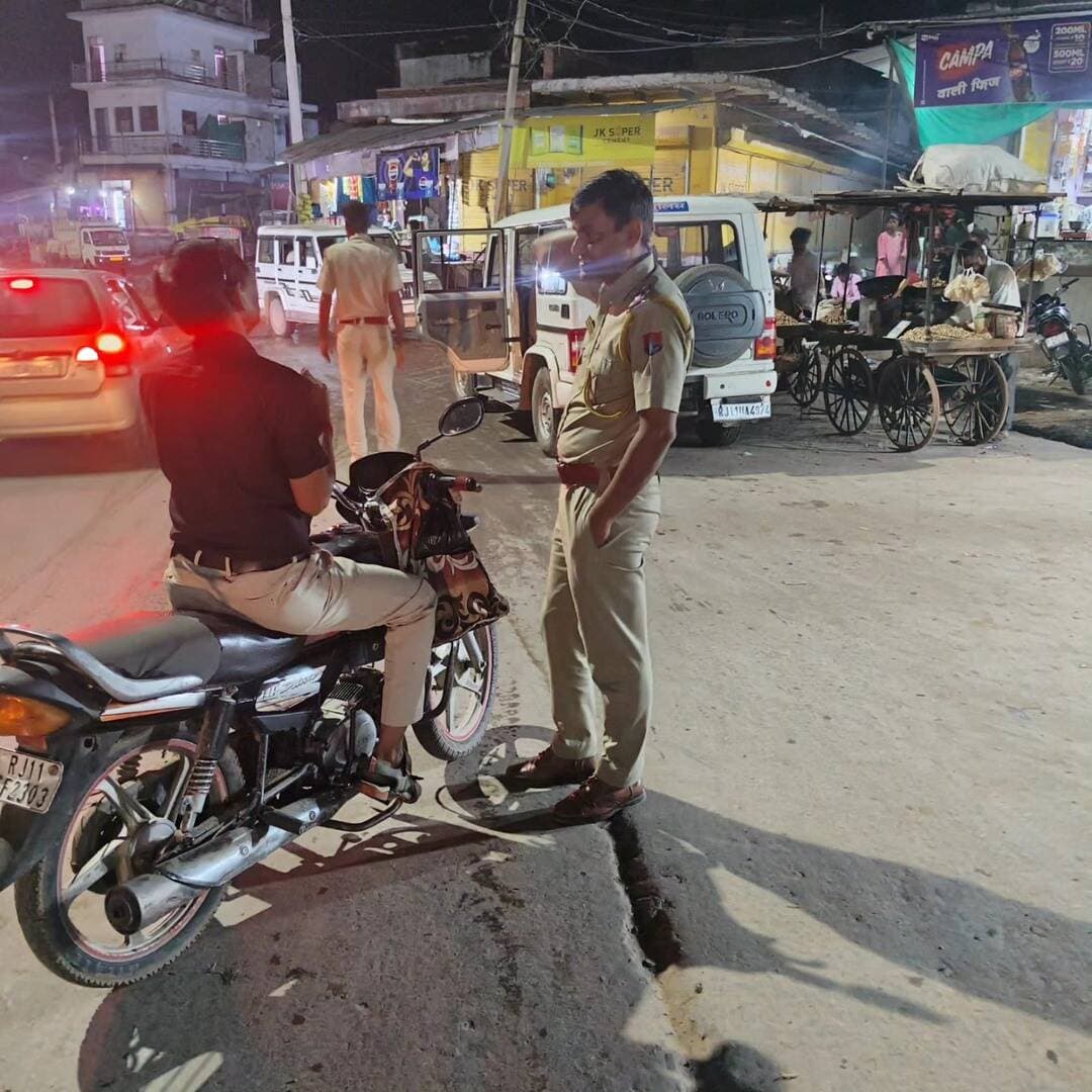 *आगामी त्योहारों और पंचायत चुनावों के मद्देनजर धौलपुर पुलिस अलर्ट*
*जिलेभर में देर शाम सघन नाकाबंदी कर वाहनों एवं संदिग्ध व्यक्तियों की गहन जांच*
*आमजन में विश्वास एवं अपराधियों में भय — धौलपुर पुलिस मुस्तैद*
आगामी त्योहारों के साथ पंचायत चुनावों के मद्देनजर जिले में कानून-व्यवस्था को सुदृढ़ बनाए रखने, आमजन में सुरक्षा की भावना कायम करने तथा असामाजिक तत्वों एवं आपराधिक गतिविधियों पर प्रभावी अंकुश लगाने के उद्देश्य से धौलपुर पुलिस द्वारा सुरक्षा व्यवस्था कड़ी कर दी गई है। पुलिस अधीक्षक विकास सांगवान के निर्देशन तथा अतिरिक्त पुलिस अधीक्षक वैभव शर्मा एवं अतिरिक्त पुलिस अधीक्षक एडीएफ बाड़ी श्रवण कुमार झोरड़ के सुपरविजन मे जिलेभर में विभिन्न स्थानों पर सघन नाकाबंदी की गई। इस दौरान पुलिस टीमों ने आने-जाने वाले वाहनों की गहन जांच की तथा संदिग्ध व्यक्तियों से पूछताछ कर उनकी गतिविधियों का सत्यापन किया। नाकाबंदी के दौरान पुलिसकर्मियों द्वारा वाहनों के आवश्यक दस्तावेजों की जांच करने के साथ संदिग्ध गतिविधियों पर विशेष निगरानी रखी गई। पुलिस का उद्देश्य त्योहारों एवं चुनावी गतिविधियों के दौरान किसी भी प्रकार की अवांछित घटना को रोकना, असामाजिक तत्वों की आवाजाही पर नजर रखना तथा जिले में शांति एवं कानून-व्यवस्था बनाए रखना रहा। धौलपुर पुलिस द्वारा त्योहारों के दौरान बाजारों, प्रमुख मार्गों एवं संवेदनशील स्थानों पर सतर्कता बरतने के साथ ही संदिग्ध गतिविधियों की निगरानी पर विशेष ध्यान दिया जा रहा है। पंचायत चुनावों के मद्देनजर भी पुलिस पूरी तरह सतर्क है, ताकि जिले में शांतिपूर्ण वातावरण बना रहे और आमजन निर्भीक होकर अपने दैनिक कार्य कर सकें।पुलिस अधीक्षक श्री विकास सांगवान के निर्देशन में जिले में शांति, सुरक्षा एवं कानून-व्यवस्था बनाए रखने के लिए पुलिस द्वारा निरंतर निगरानी एवं आवश्यक निवारक कार्रवाई की जा रही है। धौलपुर पुलिस का प्रयास है कि त्योहारों एवं पंचायत चुनावों के दौरान किसी भी असामाजिक तत्व को माहौल बिगाड़ने का अवसर नहीं मिले तथा आमजन सुरक्षित वातावरण में पर्व मना सकें। धौलपुर पुलिस आमजन से अपील करती है कि त्योहारों को आपसी भाईचारे, शांति एवं सौहार्द के साथ मनाएं। किसी भी संदिग्ध व्यक्ति, वस्तु अथवा गतिविधि की सूचना तत्काल पुलिस को दें तथा कानून-व्यवस्था बनाए रखने में पुलिस का सहयोग करें।