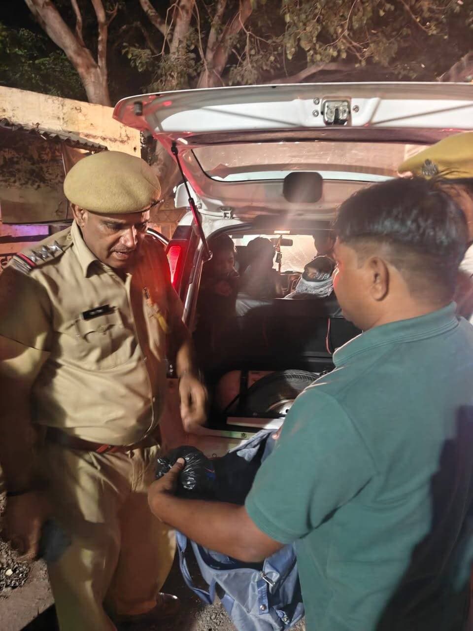 *आगामी त्योहारों और पंचायत चुनावों के मद्देनजर धौलपुर पुलिस अलर्ट*
*जिलेभर में देर शाम सघन नाकाबंदी कर वाहनों एवं संदिग्ध व्यक्तियों की गहन जांच*
*आमजन में विश्वास एवं अपराधियों में भय — धौलपुर पुलिस मुस्तैद*
आगामी त्योहारों के साथ पंचायत चुनावों के मद्देनजर जिले में कानून-व्यवस्था को सुदृढ़ बनाए रखने, आमजन में सुरक्षा की भावना कायम करने तथा असामाजिक तत्वों एवं आपराधिक गतिविधियों पर प्रभावी अंकुश लगाने के उद्देश्य से धौलपुर पुलिस द्वारा सुरक्षा व्यवस्था कड़ी कर दी गई है। पुलिस अधीक्षक विकास सांगवान के निर्देशन तथा अतिरिक्त पुलिस अधीक्षक वैभव शर्मा एवं अतिरिक्त पुलिस अधीक्षक एडीएफ बाड़ी श्रवण कुमार झोरड़ के सुपरविजन मे जिलेभर में विभिन्न स्थानों पर सघन नाकाबंदी की गई। इस दौरान पुलिस टीमों ने आने-जाने वाले वाहनों की गहन जांच की तथा संदिग्ध व्यक्तियों से पूछताछ कर उनकी गतिविधियों का सत्यापन किया। नाकाबंदी के दौरान पुलिसकर्मियों द्वारा वाहनों के आवश्यक दस्तावेजों की जांच करने के साथ संदिग्ध गतिविधियों पर विशेष निगरानी रखी गई। पुलिस का उद्देश्य त्योहारों एवं चुनावी गतिविधियों के दौरान किसी भी प्रकार की अवांछित घटना को रोकना, असामाजिक तत्वों की आवाजाही पर नजर रखना तथा जिले में शांति एवं कानून-व्यवस्था बनाए रखना रहा। धौलपुर पुलिस द्वारा त्योहारों के दौरान बाजारों, प्रमुख मार्गों एवं संवेदनशील स्थानों पर सतर्कता बरतने के साथ ही संदिग्ध गतिविधियों की निगरानी पर विन दिया जा रहा है। पंचायत चुनावों के मद्देनजर भी पुलिस पूरी तरह सतर्क है, ताकि जिले में शांतिपूर्ण वातावरण बना रहे और आमजन निर्भीक होकर अपने दैनिक कार्य कर सकें।पुलिस अधीक्षक श्री विकास सांगवान के निर्देशन में जिले में शांति, सुरक्षा एवं कानून-व्यवस्था बनाए रखने के लिए पुलिस द्वारा निरंतर निगरानी एवं आवश्यक निवारक कार्रवाई की जा रही है। धौलपुर पुलिस का प्रयास है कि त्योहारों एवं पंचायत चुनावों के दौरान किसी भी असामाजिक तत्व को माहौल बिगाड़ने का अवसर नहीं मिले तथा आमजन सुरक्षित वातावरण में पर्व मना सकें। धौलपुर पुलिस आमजन से अपील करती है कि त्योहारों को आपसी भाईचारे, शांति एवं सौहार्द के साथ मनाएं। किसी भी संदिग्ध व्यक्ति, वस्तु अथवा गतिविधि की सूचना तत्काल पुलिस को दें तथा कानून-व्यवस्था बनाए रखने में पुलिस का सहयोग करें।