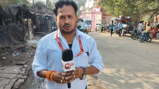 जनता की राय | विधानसभा चुनाव 2027 मऊ-मानिकपुर विधानसभा 237
उत्तर प्रदेश में विधानसभा चुनाव 2027 को लेकर सियासी सरगर्मियां तेज होने लगी हैं। इसी बीच चित्रकूट जिले की मऊ-मानिकपुर विधानसभा 237 सीट पर भी चर्चाओं का दौर शुरू हो गया है।
आखिर मानिकपुर की जनता के मन में क्या है? 2027 में कौन बनेगा विधायक? पुराना चेहरा या नया चेहरा?
विकास के मुद्दे पर कौन खरा उतर रहा है? मऊ-मानिकपुर विधानसभा क्षेत्र को विकास के मामले में सबसे ज्यादा किस चीज की जरूरत है? और आने वाले विधायक से जनता की सबसे बड़ी मांग क्या है?
इन तमाम सवालों के जवाब जानने के लिए Daily 24 Bharat के संवाददाता दिनेश सिंह कुशवाहा पहुंचे हैं ग्राउंड जीरो पर, जहां उन्होंने सीधे जनता के बीच पहुंचकर उनकी राय जानने की कोशिश की है।
तो आइए, सुनते हैं मानिकपुर की जनता क्या कहती है और 2027 के विधानसभा चुनाव को लेकर मतदाताओं की क्या है राय।
देखिए, यह खास ग्राउंड रिपोर्ट सिर्फ Daily 24 Bharat पर।