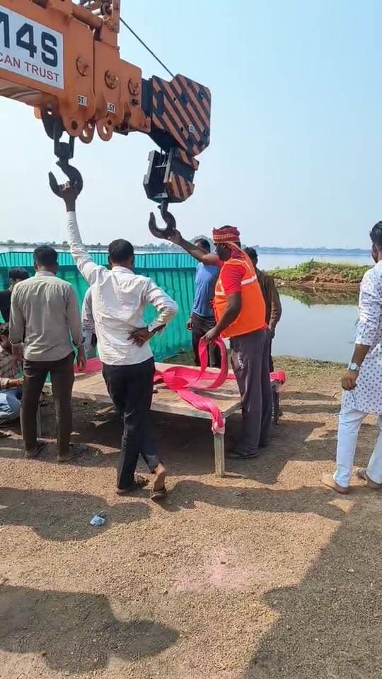 Live - बूढ़ा बांध पर मूर्ति विसर्जन पोइंट बनाया गया है सिविल लाइन पुलिस ने फुल बेरीकेडिंग कर दी है और सभी माता भक्त गंणो से अपील है कि यहां आकर ही मूर्ति विसर्जित करें।