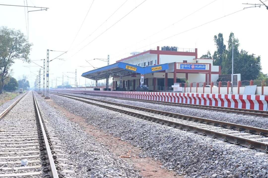 आजादी के बाद पहली बार रावघाट तक पहुँचेगी रेल, भारतीय रेल के इतिहास में छत्तीसगढ़ के लिए ऐतिहासिक उपलब्धि...
मुख्यमंत्री श्री विष्णु देव साय की उपस्थिति में आज ताड़ोकी - रावघाट रेल लाइन एवं अभनपुर - कुरूद ब्रॉडगेज रेल लाइन का उद्घाटन किया जाएगा।
इस अवसर पर रावघाट - रायपुर एवं रायपुर - कुरूद नई यात्री रेल सेवाओं का शुभारंभ होगा।
केंद्रीय रेल मंत्री श्री अश्विनी वैष्णव वीडियो कॉन्फ्रेंसिंग के माध्यम से कार्यक्रम में शामिल होंगे।
प्रधानमंत्री श्री नरेन्द्र मोदी के नेतृत्व में छत्तीसगढ़ के दूरस्थ अंचलों तक तेजी से पहुँच रही आधुनिक रेल सुविधाएँ : मुख्यमंत्री श्री साय
#Chhattisgarh #Bastar #IndianRailways #ViksitChhattisgarh #Raipur
@narendramodi
@ashwini.vaishnaw
@vishnudeosai
@dhamtaridistrict.official
@kankerdistrict
@secrail1
@railminindia