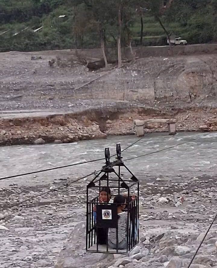 नेपाल में बाढ़ पीड़ितों की मदद के लिए लायन्स इंटरनेशनल ने शुरू की ट्रॉली सेवा, राहत सामग्री पहुंचाने में मिलेगी बड़ी मदद
भोटेकोशी बाढ़ पीड़ितों के लिए विदुर और तारकेश्वर में शुरू हुई विशेष ट्रॉली सेवा, प्रधानमंत्री बालेन शाह ने लायन्स के सेवा कार्यों की सराहना की
नेपाल। बाढ़ की भीषण त्रासदी से जूझ रहे लोगों को राहत पहुंचाने के उद्देश्य से लायन्स इंटरनेशनल के आर्थिक सहयोग से ट्रॉली सेवा का संचालन शुरू किया गया है। भोटेकोशी बाढ़ से प्रभावित क्षेत्रों में राहत एवं बचाव कार्यों को गति देने के लिए विदुर और तारकेश्वर में इस सेवा की शुरुआत की गई है। इसका मुख्य उद्देश्य दुर्गम एवं प्रभावित इलाकों में आवागमन सुगम बनाना और राहत सामग्री को जरूरतमंदों तक पहुंचाना है।
प्राप्त जानकारी के अनुसार, दोनों तरफ आवागमन की सुविधा उपलब्ध कराने के लिए 7.5 हॉर्स पावर की मोटर से संचालित ट्रॉली व्यवस्था की गई है। इस सेवा से बाढ़ प्रभावित क्षेत्रों में लोगों की आवाजाही आसान होने के साथ-साथ आवश्यक सहयोग सामग्री को निर्धारित स्थलों तक पहुंचाने में भी मदद मिलेगी।
इस महत्वपूर्ण सेवा कार्य की जानकारी लायन्स इंटरनेशनल के अंतरराष्ट्रीय निदेशक राजन लम्साल, पूर्व अंतरराष्ट्रीय निदेशक ई. संजय खेतान तथा प्राकृतिक आपदा के दौरान राहत कार्यों में सक्रिय कैबिनेट सचिव अनुज श्रेष्ठ द्वारा साझा की गई है। उनके अनुसार, लायन्स इंटरनेशनल की आर्थिक सहभागिता से इस सेवा की शुरुआत की गई है, ताकि प्राकृतिक आपदा से प्रभावित लोगों को कठिन परिस्थितियों में आवश्यक सहायता उपलब्ध कराई जा सके।
वहीं, नेपाल के प्रधानमंत्री बालेन शाह ने अपने प्रेषित संदेश में बाढ़ की विषम परिस्थितियों के बीच लायन्स इंटरनेशनल द्वारा किए जा रहे सेवा कार्यों का उल्लेख करते हुए इसकी सराहना की है।
प्राकृतिक आपदा के समय राहत सामग्री पहुंचाना और प्रभावित लोगों के लिए आवागमन की व्यवस्था करना बड़ी चुनौती होती है। ऐसे में मोटर चालित ट्रॉली सेवा की शुरुआत बाढ़ प्रभावित क्षेत्रों में राहत एवं सहायता कार्यों को सुगम बनाने की दिशा में महत्वपूर्ण पहल मानी जा रही है।
लायन्स इंटरनेशनल की इस पहल से बाढ़ पीड़ितों को राहत पहुंचाने और दुर्गम क्षेत्रों में सहायता कार्यों को प्रभावी बनाने में सहयोग मिलने की उम्मीद है।