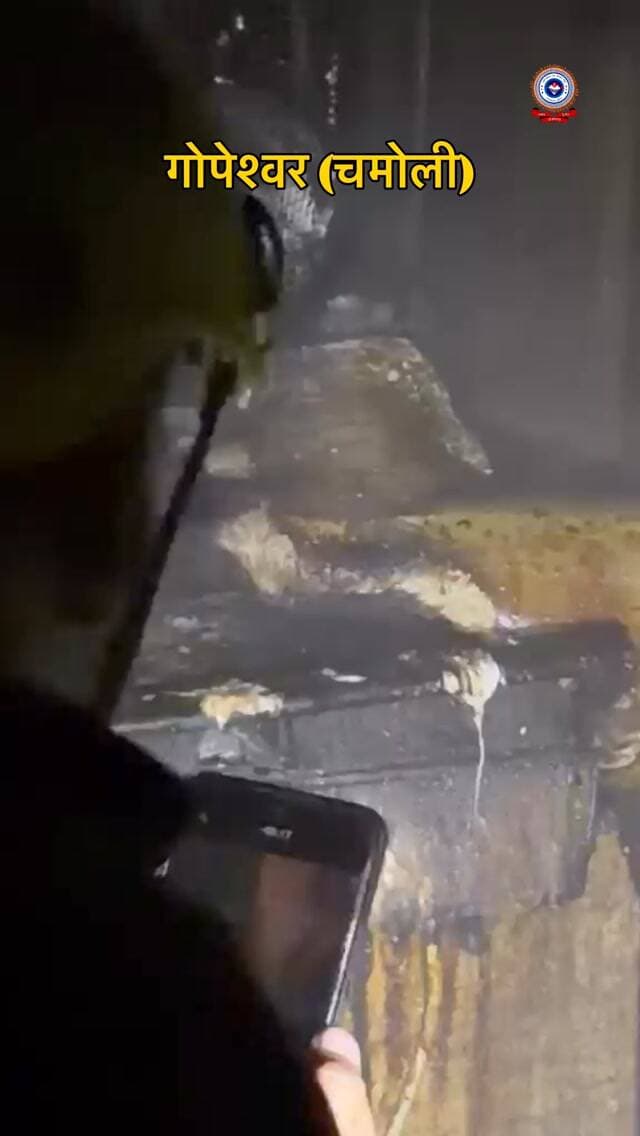 🚒 फायर स्टेशन गोपेश्वर, जनपद चमोली 🔥
फायर स्टेशन गोपेश्वर की त्वरित एवं साहसिक कार्यवाही से कैफे में लगी आग पर सफलतापूर्वक काबू पाया गया। इस दौरान किचन में रखे 03 व्यावसायिक गैस सिलेंडरों को सुरक्षित बाहर निकालकर संभावित बड़े अग्निकांड को टाल दिया गया। फायर यूनिट की तत्परता से आग को फैलने से रोका गया, जिससे आसपास स्थित आवासीय भवनों को भी संभावित खतरे से बचाया गया। इस घटना में कोई जनहानि नहीं हुई।
उत्तराखंड फायर सर्विस — त्वरित प्रतिक्रिया, साहसिक प्रयास और जन-सुरक्षा के प्रति प्रतिबद्धता। 🚒🧯
#uttarakhandfireservice
#firefighters
#safetyfirst
#fire
#uttarakhand