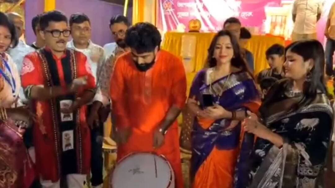 বারাবনী: বারাবনি পুজো মণ্ডপে ঢাক বজালেন বিধায়ক অরিজিৎ রায়, জন্মদিনে অন্যরকম উদযাপন