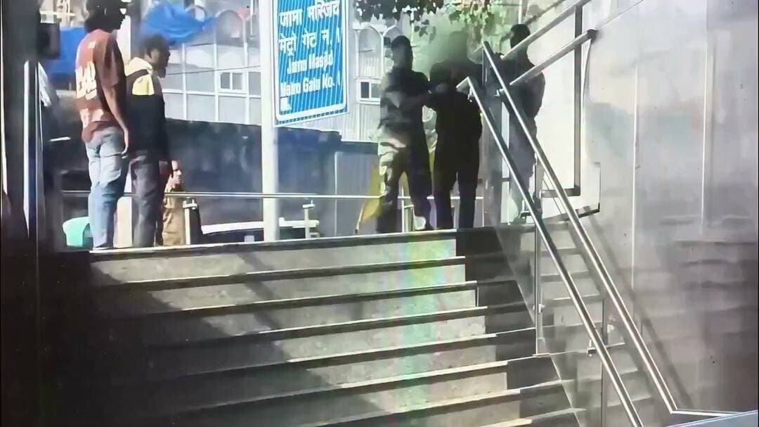 जामा मस्जिद मेट्रो स्टेशन पर CISF जवान की सतर्कता से पकड़ा गया संदिग्ध!
दिल्ली के जामा मस्जिद मेट्रो स्टेशन पर CISF के जवान की नजर एक व्यक्ति के बैग में मौजूद संदिग्ध वस्तु पर पड़ी। इसके बाद सुरक्षा कर्मियों ने तुरंत कार्रवाई की। बताया जा रहा है कि व्यक्ति ने भागने की कोशिश की, लेकिन जवान ने तत्परता दिखाते हुए उसे पकड़ लिया।
सतर्कता, साहस और कर्तव्यनिष्ठा को सलाम!
देश की सुरक्षा में तैनात सभी जवानों को नमन। 🇮🇳
#CISF #DelhiMetro #JamaMasjid #SecurityAlert #जय_हिंद #देश_की_सुरक्षा #IndianSecurityForces