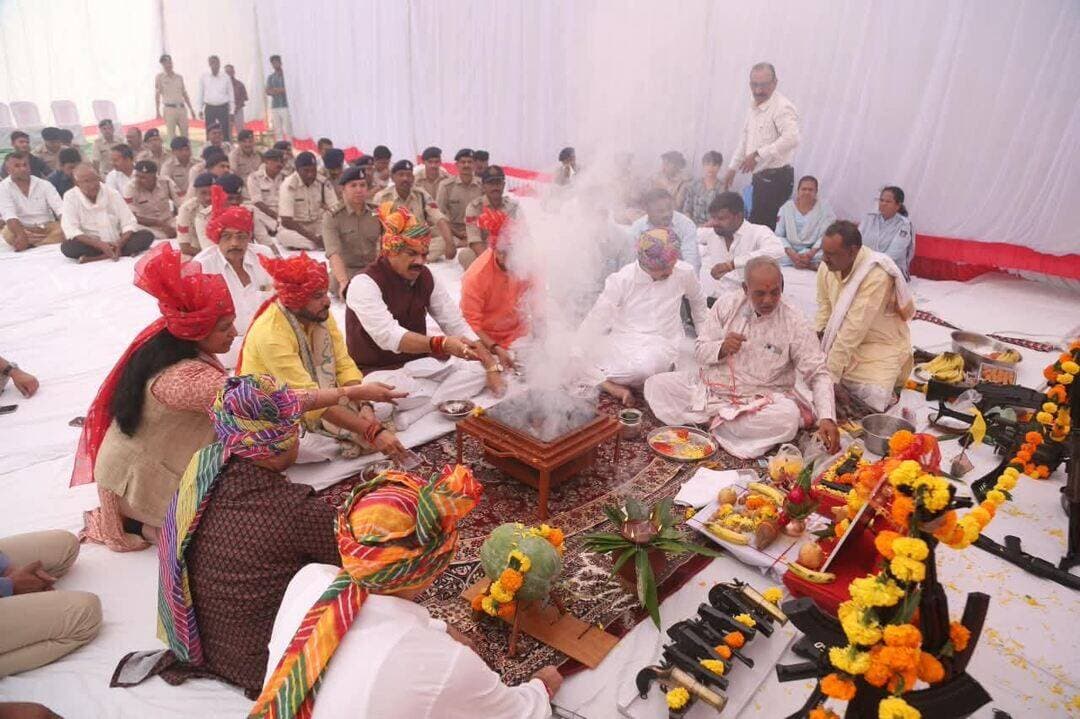 विजयादशमी के पावन पर्व पर खाद्य, नागरिक आपूर्ति एवं उपभोक्ता संरक्षण मंत्री श्री गोविंद सिंह राजपूत ने सागर पुलिस लाइन में विधि-विधान से शस्त्र पूजन किया।
#Vijayadashami #दशहरा #ShastraPuja #jansamparkMP #sagar
