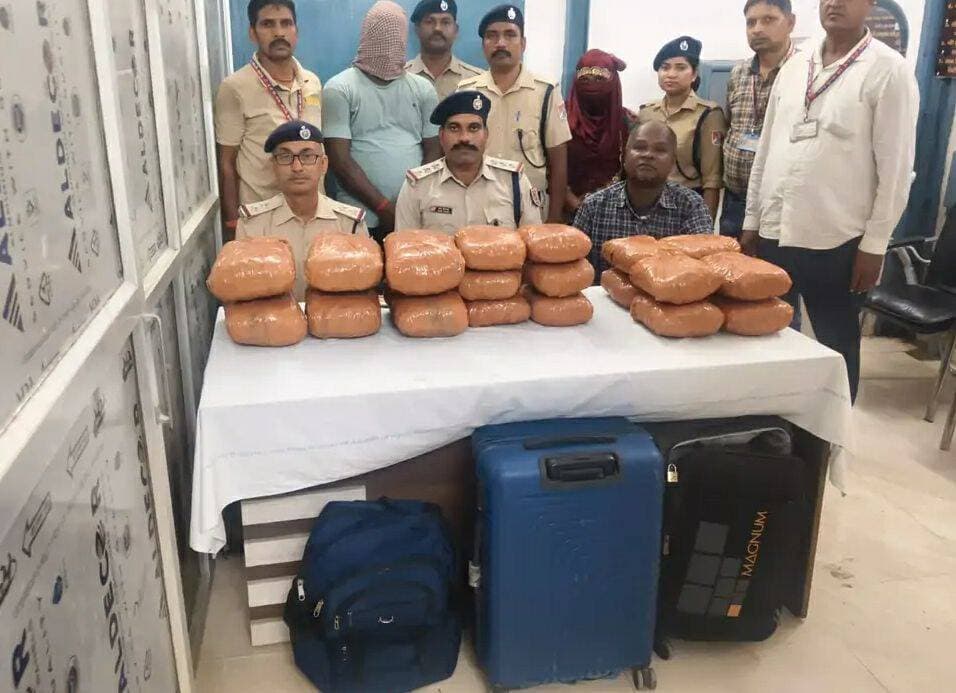औरंगाबाद - 27.429 किलो गांजा के साथ महिला समेत दो गिरफ्तार: ओडिशा से बिहार लाई जा रही थी खेप, नारकोटिक्स को पटना से मिली थी गुप्त सूचना
औरंगाबाद के नबीनगर रेलवे स्टेशन पर आरपीएफ और अपराध आसूचना शाखा की संयुक्त टीम ने ऑपरेशन नार्कोस के तहत बड़ी कार्रवाई की। ट्रेन संख्या 18523 अप के बी-1 कोच की जांच में कुल 27 किलो 429 ग्राम गांजा बरामद हुआ, कीमत करीब 13 लाख 71 हजार 450 रुपये है।
इस मामले में रोहतास के चिंतामणपुर निवासी अनुज कुमार और पटना के मसौढ़ी निवासी पिंकी देवी को गिरफ्तार किया गया। अनुज के बैग से 15 पैकेट में 18.994 किलो और पिंकी के बैग से 8 पैकेट में 8.435 किलो गांजा मिला।
आरपीएफ को नारकोटिक्स विभाग पटना से सूचना मिली थी। प्लेटफॉर्म 2 पर जांच के दौरान दोनों को पकड़ा गया। टीम में निरीक्षक राम विलास राम, उप निरीक्षक जय प्रकाश प्रसाद समेत अन्य जवान शामिल थे।
आरपीएफ के अनुसार साक्ष्य मिलने पर दोनों को गिरफ्तार किया गया। महिला आरोपी की गिरफ्तारी में महिला आरक्षी प्रीति कुमारी ने सहयोग किया। जब्त गांजा और दोनों आरोपियों को राजकीय रेल थाना सोननगर को सौंपा गया, जहां प्राथमिकी दर्ज कर आगे जांच की जा रही है।
