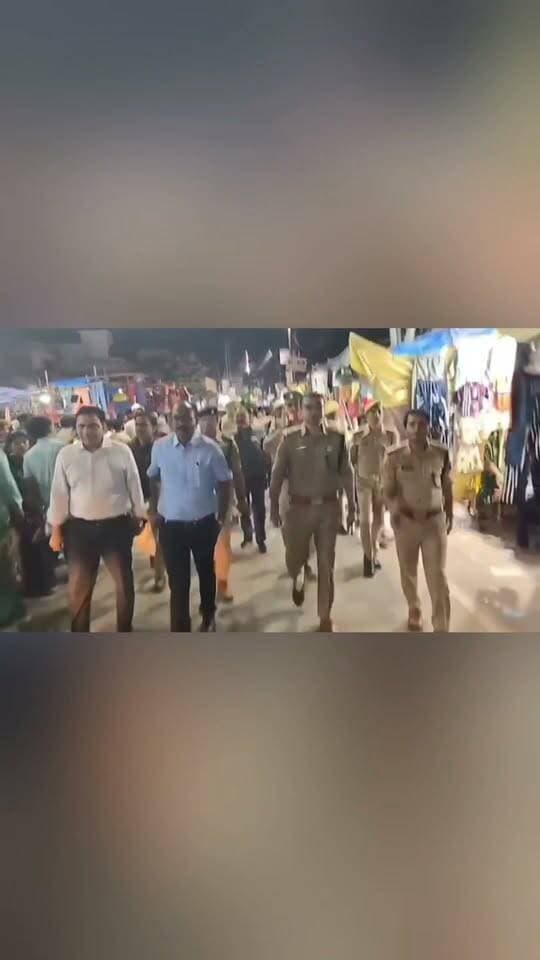 फिरोजाबाद: नवरात्रि-दशहरा से पहले सड़कों पर उतरे DM-SSP, रामलीला ग्राउंड में सुरक्षा का लिया जायजा
फिरोजाबाद। शारदीय नवरात्रि और दशहरा पर्व को लेकर जिला प्रशासन अलर्ट मोड पर है। रविवार रात जिलाधिकारी और वरिष्ठ पुलिस अधीक्षक आदित्य लांग्हे ने पुलिस टीम के साथ नगर क्षेत्र में पैदल मार्च किया।
पैदल मार्च के दौरान थाना लाइनपार क्षेत्र स्थित रामलीला ग्राउंड में चल रही तैयारियों और सुरक्षा व्यवस्था का निरीक्षण कर संबंधित अधिकारियों को आवश्यक दिशा-निर्देश दिए गए।
इस मौके पर नगर मजिस्ट्रेट विनोद कुमार पांडे और अपर पुलिस अधीक्षक नगर रवि शंकर प्रसाद भी मौजूद रहे।
इस दौरान SSP आदित्य लांग्हे ने स्थानीय लोगों से बातचीत की और त्योहार को शांति और भाईचारे के साथ मनाने की अपील की। साथ ही ड्यूटी पर तैनात पुलिस बल को सतर्कता के साथ कानून व्यवस्था बनाए रखने के निर्देश दिए।
वीडियो: फिरोजाबाद के मुख्य बाजार में DM-SSP का पैदल मार्च।
---
#FirozabadPolice #FirozabadNews #DMFirozabad #SSPFirozabad #AdityaLanghe #Navratri2026 #Dussehra #DDMNews #KashmirSinghJournalis #UPPolice
