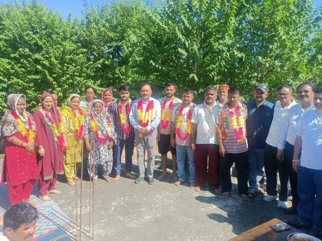 *पूर्व विधायक किरनेश जंग का डंडा पंचायत दौरा, फूल मालाओं से हुआ स्वागत*
*पांवटा साहिब (सिरमौर)।* पिछले कल पूर्व विधायक पांवटा साहिब चौधरी किरनेश जंग ने डंडा पंचायत का दौरा किया। वहां पहुंचने पर स्थानीय लोगों द्वारा फूल मालाओं से उनका जोरदार स्वागत किया गया।
अपने संबोधन में पूर्व विधायक ने स्वागत के लिए सभी लोगों का आभार व्यक्त किया। इसी दौरान कांग्रेस पार्टी में शामिल हुए नए परिवारों को माला पहनाकर पार्टी में स्वागत किया और भरोसा दिलाया कि किसी भी प्रकार की समस्या होने पर वह उसके समाधान के लिए प्रतिबद्ध रहेंगे और हर सुख-दुख में उनके साथ खड़े रहेंगे।
वहीं, भाजपा छोड़कर कांग्रेस में शामिल हुए लोगों ने कहा कि उन्होंने लंबे समय तक सुखराम चौधरी का साथ दिया, लेकिन उनकी समस्याओं का समाधान नहीं हुआ और उनकी अनदेखी की गई। पूर्व विधायक की कार्यशैली से प्रभावित होकर वह कांग्रेस पार्टी ज्वाइन कर रहे हैं।
इस मौके पर पूर्व प्रधान रमेश कुमार, प्रदीप कुमार सहित कांग्रेस में शामिल होने वालों में शांति देवी, श्याम लाल, दिनेश, नरेश, रविंदर, खजान सिंह, रिंकू, जय प्रकाश, शीतल, संदीप, सीमा, विक्की आदि मौजूद रहे।