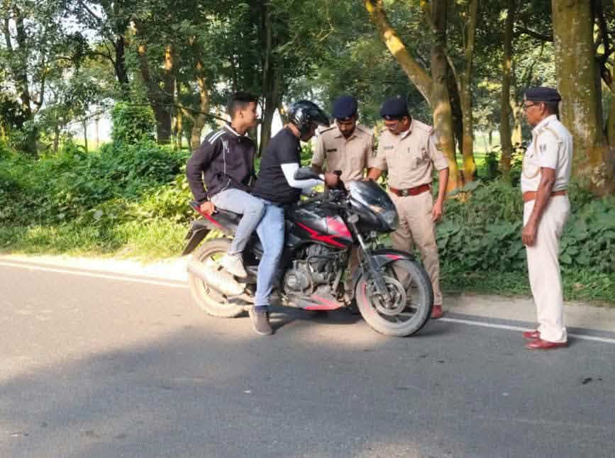 पुलिस अधीक्षक, किशनगंज के निर्देशानुसार प्रातः कालीन गश्ती के दौरान जिला के विभिन्न थाना क्षेत्रों एवं प्रमुख मार्गों पर विशेष वाहन चेकिंग अभियान' चलाया गया।
इस दौरान पुलिस टीमों ने दोपहिया एवं चारपहिया वाहनों को रोककर आवश्यक दस्तावेजों, ड्राइविंग लाइसेंस, हेलमेट, सीट बेल्ट तथा वाहन की वैधता की जाँच की।
पुलिस बल द्वारा बाजार क्षेत्रों, चौक-चौराहों, संवेदनशील स्थानों एवं सीमावर्ती मार्गों पर विशेष निगरानी की जा रही है।
किशनगंज पुलिस जिला में कानून-व्यवस्था बनाए रखने, अपराध की रोकथाम तथा आमजन की सुरक्षा सुनिश्चित करने के लिए लगातार सतर्क एवं प्रतिबद्ध है।