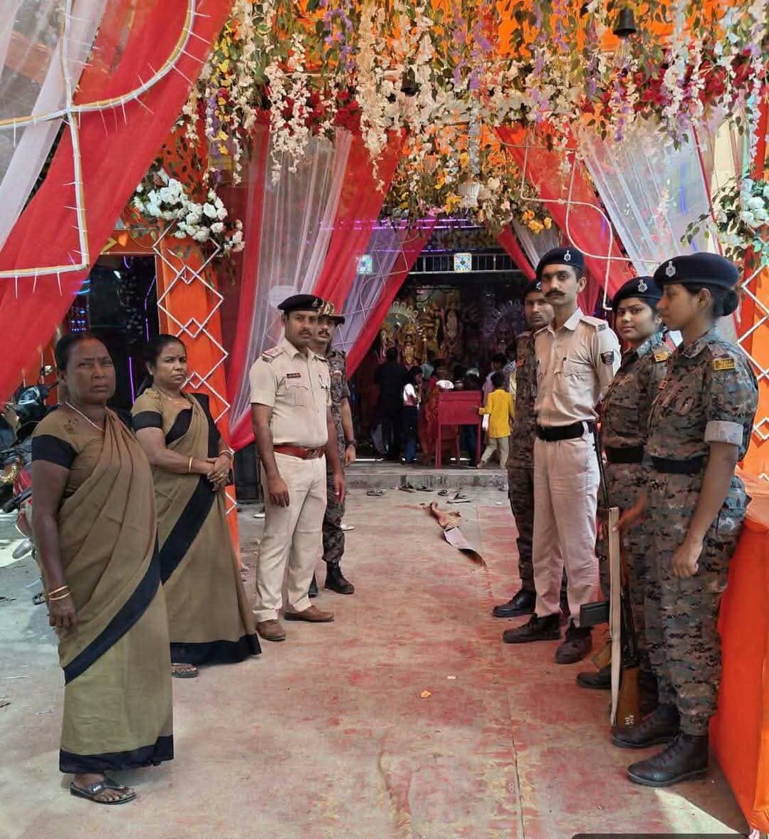 पुलिस अधीक्षक, किशनगंज के निर्देशानुसार दुर्गा पूजा पर्व को शांतिपूर्ण, सुरक्षित एवं सौहार्दपूर्ण वातावरण में संपन्न कराने तथा जिले में विधि-व्यवस्था बनाए रखने के उद्देश्य से किशनगंज जिला अंतर्गत सभी थाना क्षेत्रों में पुलिस पदाधिकारियों एवं पुलिस कर्मियों की प्रतिनियुक्ति की गई है।
इस दौरान सभी प्रतिनियुक्त पुलिस पदाधिकारी एवं कर्मी अपने-अपने निर्धारित क्षेत्रों में पूरी सतर्कता एवं मुस्तैदी के साथ कर्तव्य निर्वहन कर रहे हैं।
साथ ही, पूजा पंडालों एवं संवेदनशील स्थलों पर विशेष निगरानी रखते हुए आमजनों की सुरक्षा, भीड़ नियंत्रण तथा विधि-व्यवस्था संधारण सुनिश्चित करने हेतु आवश्यक कार्रवाई की जा रही है।
किशनगंज पुलिस आमजनों से अपील करती है कि दुर्गा पूजा पर्व को शांति, सद्भाव एवं भाईचारे के साथ मनाएँ तथा विधि-व्यवस्था बनाए रखने में पुलिस प्रशासन का सहयोग करें।
Bihar Police
Home Department, Govt. of Bihar
Information & Public Relations Department, Government of Bihar
District Kishanganj
Kishanganj Police
<nis:link nis:type=tag nis:id=dig_purnea nis:value=Dig_Purnea nis:enabled=true nis:link/> <nis:link nis:type=tag nis:id=biharpolice nis:value=BiharPolice nis:enabled=true nis:link/> <nis:link nis:type=tag nis:id=अलफोल्लोवेर्स nis:value=अलफोल्लोवेर्स nis:enabled=true nis:link/> <nis:link nis:type=tag nis:id=kishanganjpolice nis:value=KishanganjPolice nis:enabled=true nis:link/> <nis:link nis:type=tag nis:id=haintaiyaarhum nis:value=HainTaiyaarHum nis:enabled=true nis:link/> <nis:link nis:type=tag nis:id=biharpoliceofficial nis:value=biharpoliceofficial nis:enabled=true nis:link/> <nis:link nis:type=tag nis:id=biharnewstoday nis:value=biharnewstoday nis:enabled=true nis:link/> <nis:link nis:type=tag nis:id=पुलिस_अधीक्षक nis:value=पुलिस_अधीक्षक nis:enabled=true nis:link/>