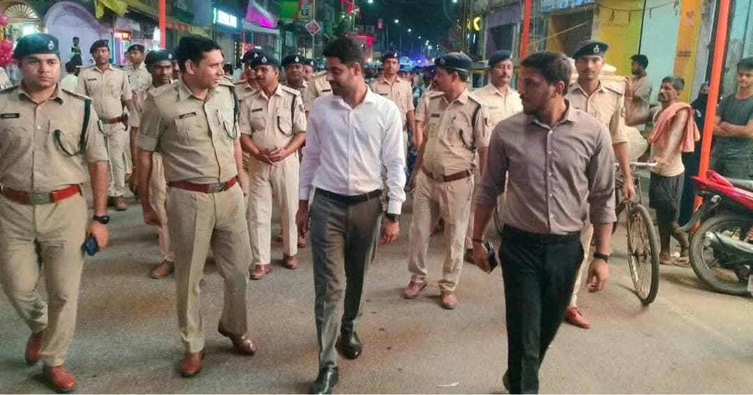 जिला पदाधिकारी एवं पुलिस अधीक्षक ने देर रात्रि किशनगंज शहरी क्षेत्र के प्रमुख दुर्गा पूजा पंडालों का किया निरीक्षण, विधि-व्यवस्था एवं सुरक्षा व्यवस्था का लिया जायजा
जिला पदाधिकारी, किशनगंज एवं श्री संतोष कुमार, पुलिस अधीक्षक, किशनगंज द्वारा संयुक्त रूप से भ्रमण कार्यक्रम के दौरान दशहरा पर्व एवं दुर्गा पूजा के अवसर पर जिले में विधि-व्यवस्था, शांति व्यवस्था एवं सुरक्षा व्यवस्था को सुदृढ़ बनाए रखने के उद्देश्य से किशनगंज शहरी क्षेत्र के प्रमुख दुर्गा पूजा पंडालों का निरीक्षण किया गया।