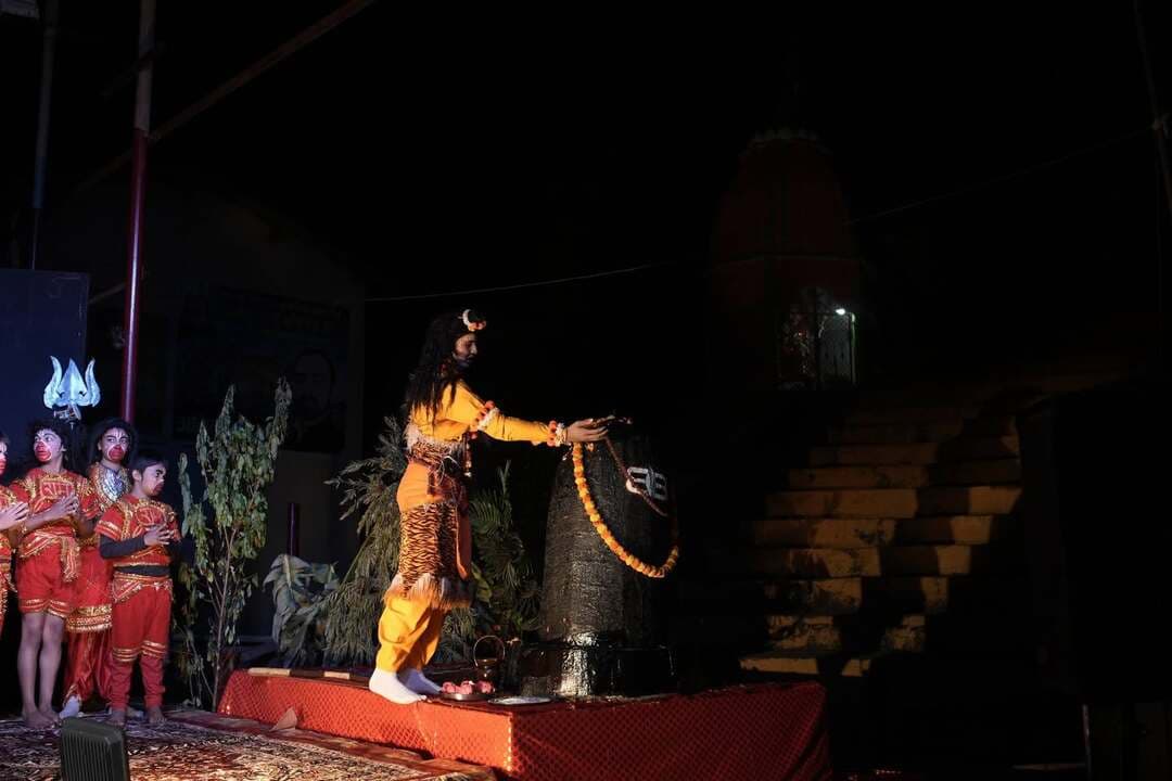 ⬇️पिथौरागढ़ :- सदर की रामलीला में लक्ष्मण शक्ति से छाया संकट, संजीवनी बूटी लेकर पहुंचे हनुमान !⬇️
श्री रामलीला प्रबन्धकारिणी समिति सदर पिथौरागढ़ द्वारा आयोजित ऐतिहासिक 130वें रामलीला मंचन के नवम दिवस सेतु बंधन, अंगद-रावण संवाद, लक्ष्मण शक्ति, सुषेण वैद्य, संजीवनी बूटी और भरत तपस्या की लीलाओं का प्रभावशाली मंचन किया गया। इन प्रसंगों में भक्ति, वीरता, त्याग और भ्रातृप्रेम के भाव देखने को मिले।
लीला की शुरुआत समुद्र पर सेतु निर्माण के प्रसंग से हुई, जहां वानर सेना नल-नील के नेतृत्व में समुद्र पर पुल बनाती है। इसके बाद श्रीराम की सेना लंका पहुंचती है। युद्ध से पहले अंगद को दूत बनाकर रावण के दरबार में भेजा जाता है। अंगद रावण को माता सीता को सम्मानपूर्वक लौटाकर युद्ध टालने की सलाह देते हैं, लेकिन रावण अपने अहंकार में उनकी बात अनसुनी कर देता है। अंगद-रावण संवाद के दौरान अंगद की निर्भीकता और रावण के अहंकार का प्रभावशाली चित्रण किया गया।
इसके बाद राम-रावण युद्ध के दौरान मेघनाद की शक्ति लगने से लक्ष्मण मूर्छित हो जाते हैं। लक्ष्मण की स्थिति देखकर श्रीराम व्याकुल हो उठते हैं। सुषेण वैद्य उन्हें बचाने के लिए संजीवनी बूटी लाने की सलाह देते हैं। इसके बाद हनुमान जी संजीवनी बूटी की खोज में प्रस्थान करते हैं और औषधि की पहचान न कर पाने पर पूरा पर्वत ही उठा लाते हैं। इस प्रसंग में हनुमान जी की शक्ति, समर्पण और कर्तव्यनिष्ठा का मंचन दर्शकों के लिए विशेष आकर्षण रहा।
वहीं, भरत की तपस्या और श्रीराम के प्रति उनके अटूट प्रेम का प्रसंग भी प्रस्तुत किया गया। लक्ष्मण की मूर्छा से व्याकुल श्रीराम और उनके अनुज के प्रति प्रेम ने वातावरण को भावुक कर दिया। संजीवनी बूटी के प्रभाव से लक्ष्मण की चेतना लौटने के प्रसंग के साथ रामलीला मैदान में उपस्थित दर्शकों ने इस मार्मिक लीला का आनंद लिया।