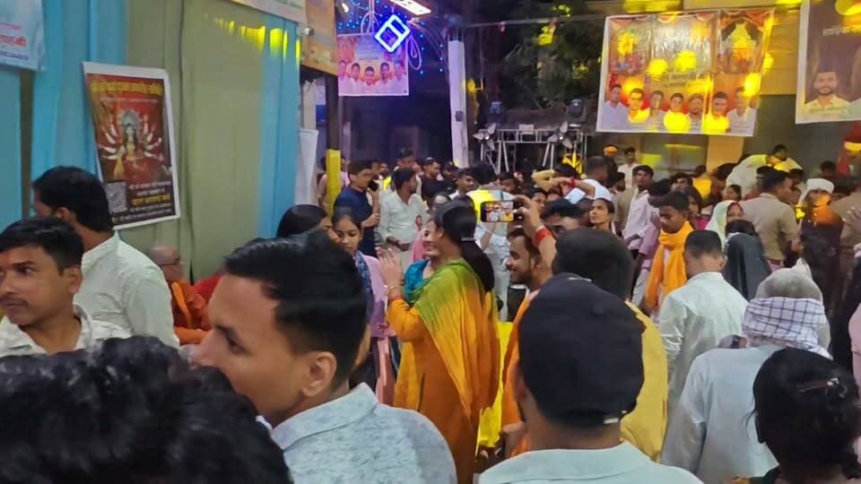 मऊ के औरंगाबाद में सजा भव्य और अनोखा दुर्गा पूजा पंडाल, आकर्षण का बना केंद्र