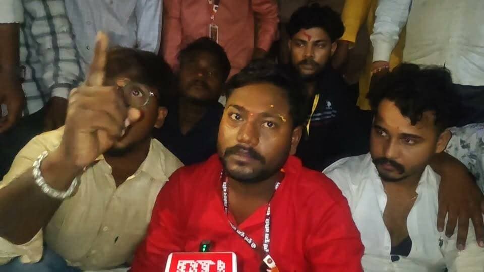 मऊ: बाल निकेतन दुर्गा पंडाल समिति के लोग भाजपा नेता पर हुए आक्रोशित #मऊ #दुर्गापूजापंडाल #बीजेपी #खबरेंअभीतक #KhabareAbhiTak