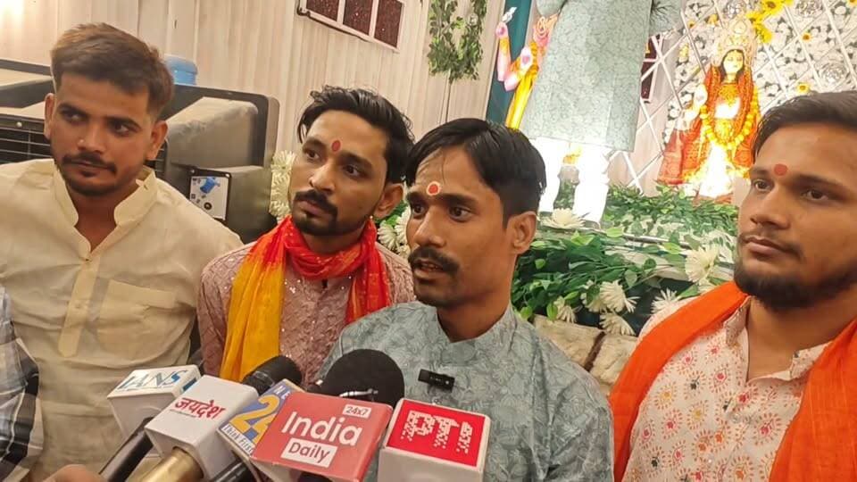 मऊ के राजगद्दी मैदान में मां दुर्गा का दिव्य पंडाल, भक्ति और आस्था का दिखा संगम
#खबरेंअभीतक #KhabareAbhiTak #मऊ #दुर्गापूजा #मांदुर्गा