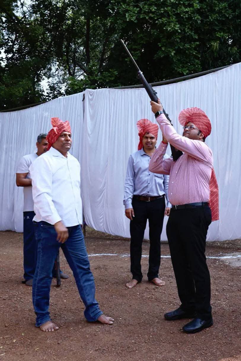 शिवपुरी- विजयादशमी (दशहरा) के पावन पर्व पर पुलिस परेड ग्राउंड में आयोजित शस्त्र पूजन कार्यक्रम में कलेक्टर एवं जिला मजिस्ट्रेट Arpit Verma IAS और SP Shivpuri यांगचेन डोलकर भूटिया ने विधि-विधान एवं परंपरा अनुसार शस्त्रों का पूजन कर जिले में शांति, सुरक्षा और समृद्धि की कामना की। इस अवसर पर अन्य वरिष्ठ अधिकारी सहित पुलिस जवान भी उपस्थित रहे।
