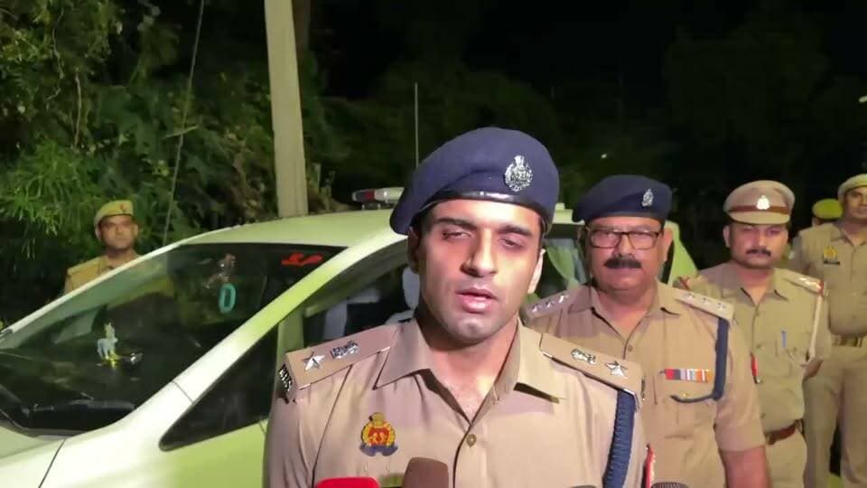 हमीरपुर में बच्चों के विवाद ने लिया खूनी रूप, कुल्हाड़ी से हमला कर छोटे वर्मा की हत्या
बिवांर थाना क्षेत्र के कमलेश का पुरवा, ऊपरी गांव की घटना; पुलिस और फील्ड यूनिट ने घटनास्थल का किया निरीक्षण, जांच जारी
हमीरपुर। जिले के बिवांर थाना क्षेत्र में बच्चों के बीच हुए विवाद के बाद एक व्यक्ति की हत्या का मामला सामने आया है। सोमवार, 19 अक्टूबर को कमलेश का पुरवा, ऊपरी गांव में छोटे वर्मा पर कुल्हाड़ी से हमला किए जाने की सूचना मिली। हमले में छोटे वर्मा की मौत हो गई। घटना की जानकारी मिलते ही पुलिस महकमे में हलचल मच गई और पुलिस टीम मौके पर पहुंच गई।
पुलिस के अनुसार, सूचना मिलते ही बिवांर थाना पुलिस और फील्ड यूनिट की टीम ने घटनास्थल का निरीक्षण कर आवश्यक साक्ष्य जुटाए। उच्चाधिकारियों ने भी मौके पर पहुंचकर घटना की जानकारी ली।
शव को कब्जे में लेकर वैधानिक कार्रवाई
पुलिस ने शव को कब्जे में लेकर आवश्यक वैधानिक कार्रवाई शुरू कर दी है। पीड़ित पक्ष से तहरीर प्राप्त कर संबंधित धाराओं में मुकदमा दर्ज करने की प्रक्रिया जारी है। पुलिस का कहना है कि मामले में अन्य आवश्यक कार्रवाई के साथ जांच भी की जा रही है।
पुलिस अधीक्षक ने दी घटना की जानकारी
घटना के संबंध में हमीरपुर के पुलिस अधीक्षक की ओर से बयान दिया गया है। पुलिस मामले के सभी पहलुओं की जांच कर रही है। फिलहाल घटना में शामिल लोगों और विवाद की परिस्थितियों के संबंध में विस्तृत जानकारी जांच के बाद ही स्पष्ट हो सकेगी।
हमीरपुर टाइम्स न्यूज | बिवांर क्षेत्र की इस घटना से जुड़ी आगे की जानकारी पुलिस की जांच और आधिकारिक पुष्टि के आधार पर साझा की जाएगी।