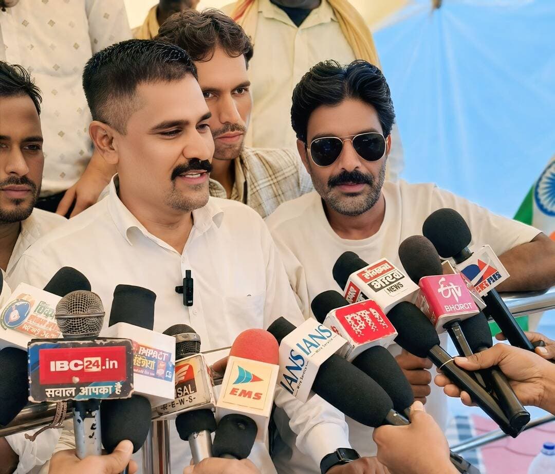 लगता है अब तो,खुद से मिलना ही पड़ेगा,
लोगों से सुना है, बड़े दिलचस्प हैं हम।⚘️
<nis:link nis:type=tag nis:id=instagood nis:value=instagood nis:enabled=true nis:link/> <nis:link nis:type=tag nis:id=instagram nis:value=instagram nis:enabled=true nis:link/> <nis:link nis:type=tag nis:id=viralreels nis:value=viralreels nis:enabled=true nis:link/>
