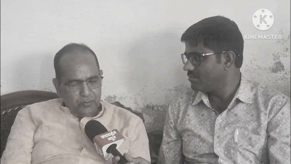 कोयल पंचायत में विकास के संकल्प के साथ मैदान में अंकिता जैन, फूलचंद गोटी बोले- डबल पावर से करेंगे जनसेवा
.
राजसमंद जिले की कोयल पंचायत से सरपंच प्रत्याशी अंकिता जैन विकास और जनसेवा के संकल्प के साथ चुनावी मैदान में हैं। उन्होंने कहा कि जनता उन्हें मौका देती है तो वे पंचायत क्षेत्र में विकास कार्यों को प्राथमिकता देते हुए लोगों की सेवा के लिए समर्पित रहेंगी। वहीं, समाजसेवी फूलचंद गोटी ने कहा कि उन्होंने किसी पद पर नहीं रहते हुए भी निस्वार्थ भाव से जनता की सेवा की और क्षेत्र में विकास कार्य करवाने का प्रयास किया। उन्होंने कहा कि जनसेवा उनके लिए केवल पद तक सीमित नहीं है, बल्कि लोगों की जरूरतों को समझकर उनके बीच रहना उनकी प्राथमिकता रही है।
.
#Rajsamandnews #Jaivardhannews #Sarpanchchunav