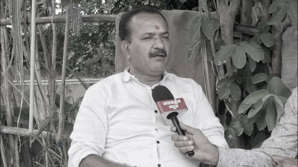 केलवाड़ा में बनेगा हर्बल गार्डन? प्रेमसुख शर्मा का पर्यटन और रोजगार बढ़ाने पर फोकस #rajsamandnews
राजसमंद जिले के कुंभलगढ़ क्षेत्र के केलवाड़ा ग्राम पंचायत के सरपंच प्रत्याशी प्रेमसुख शर्मा ने गांव के विकास को लेकर अपना विज़न साझा किया। उन्होंने कहा कि वे केलवाड़ा के युवाओं को शिक्षित बनाने और उनके लिए रोजगार के बेहतर अवसर उपलब्ध कराने की दिशा में कार्य करना चाहते हैं। उनका मानना है कि शिक्षा और रोजगार के माध्यम से युवाओं का भविष्य बेहतर बनाया जा सकता है। इसके साथ ही उन्होंने गांव में पूर्ण स्वच्छता सुनिश्चित करने पर भी जोर दिया।
प्रेमसुख शर्मा ने केलवाड़ा में पर्यटन को बढ़ावा देने के लिए हर्बल गार्डन विकसित करने की योजना का भी जिक्र किया। उन्होंने बताया कि इस पहल का उद्देश्य कुंभलगढ़ आने वाले पर्यटकों को केलवाड़ा की ओर आकर्षित करना और उन्हें यहां रुकने के लिए प्रोत्साहित करना है। इससे स्थानीय पर्यटन को बढ़ावा मिलने के साथ ही व्यापारियों, दुकानदारों और स्थानीय लोगों के लिए रोजगार के नए अवसर पैदा हो सकते हैं। प्रेमसुख शर्मा के अनुसार, पर्यटन का विकास गांव की आर्थिक गतिविधियों को गति देने में महत्वपूर्ण भूमिका निभा सकता है। अब देखना होगा कि उनके द्वारा प्रस्तुत इन विकास संबंधी विचारों को धरातल पर उतारने के लिए भविष्य में क्या कदम उठाए जाते हैं।
GramPanchayatKelwara
KumbhalgarhKelwara
KelwaraPanchayat
Kumbhalgarhnews
Rajsamandnews
Sarpanchchunav
PanchayatElections