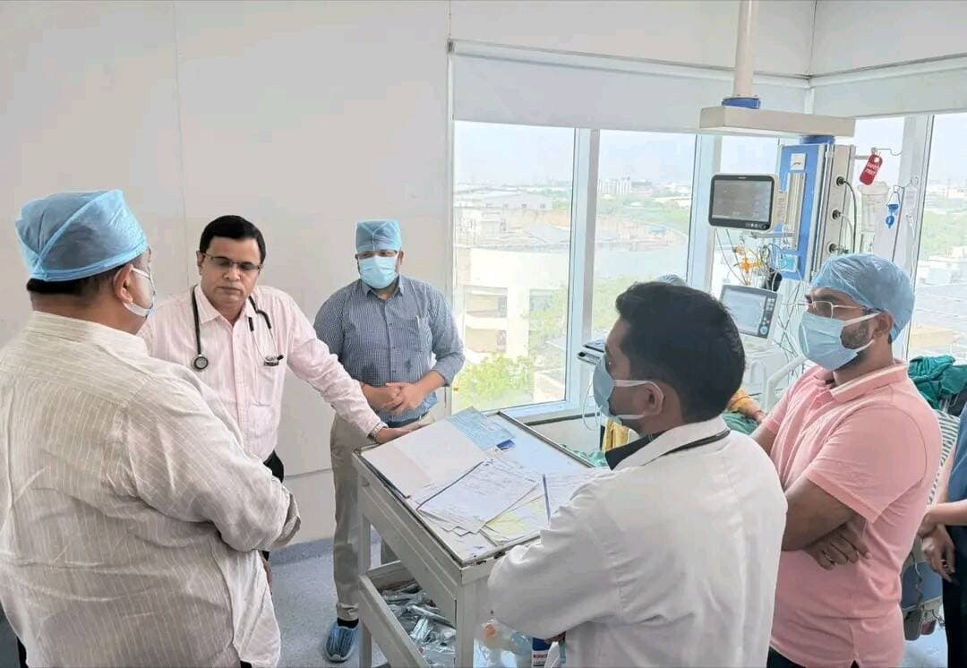 जयपुर महात्मा गांधी अस्पताल में भर्ती बहरोड़ विधायक डॉ जसवंत सिंह यादव के स्वास्थ्य की जानकारी लेने पहुचें अलवर विधायक व मंत्री संजय शर्मा