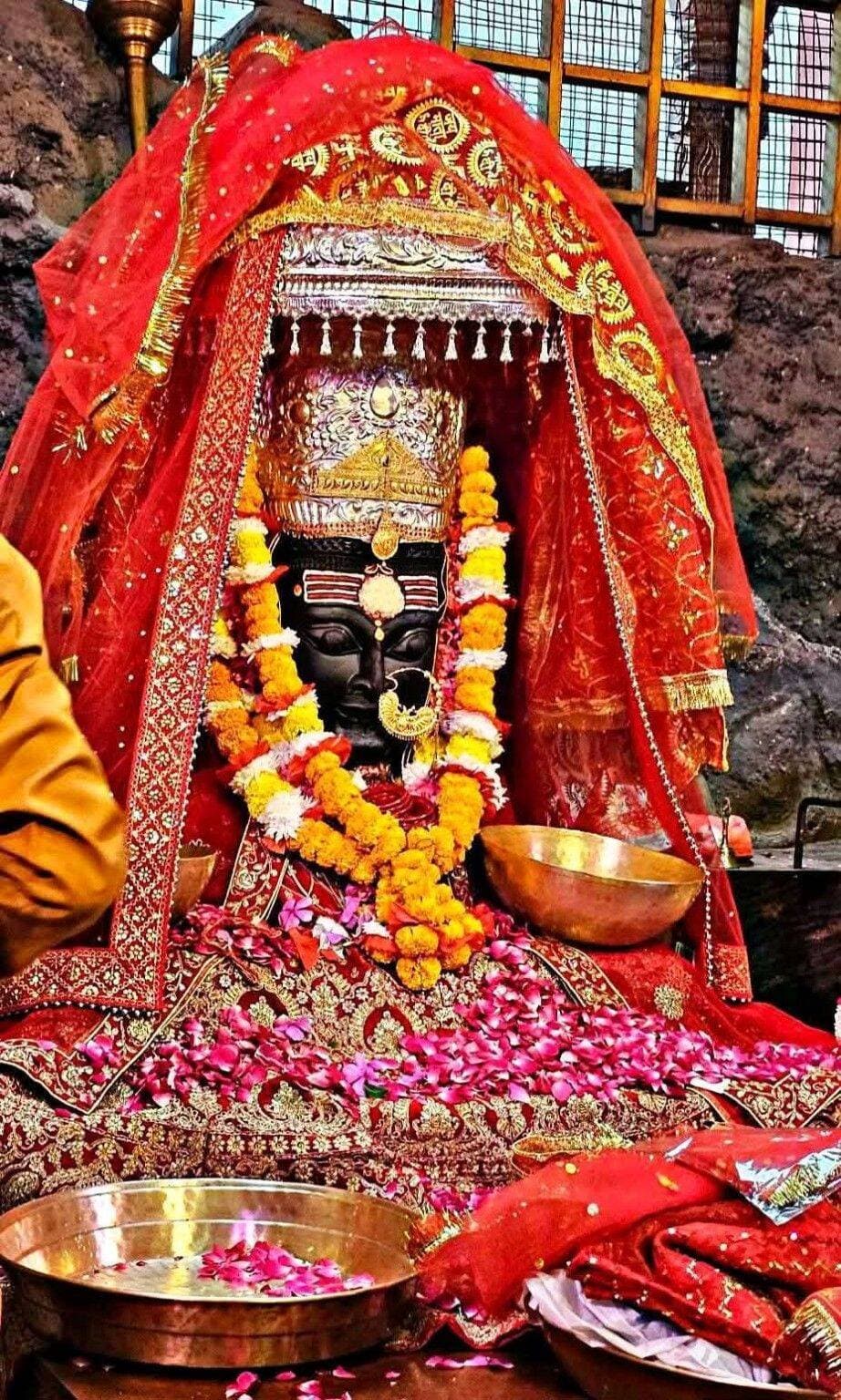 जय माँ धारी देवी!
माँ धारी देवी की कृपा आप सभी पर बनी रहे।
माँ आपके जीवन से दुखों का अंधकार मिटाकर सुख, शांति और समृद्धि का प्रकाश भर दें।
माँ धारी देवी सबका कल्याण करें।
जय माँ धारी देवी! जय उत्तराखंड!