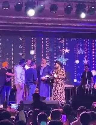 “बोल तो पा नहीं रहे, गाना क्या गाओगे?”
टिहरी के नरेंद्रनगर में कुंजापुरी मेले की सांस्कृतिक संध्या के दौरान उत्तराखंड के कैबिनेट मंत्री सुबोध उनियाल ने दलेर मेहंदी की प्रस्तुति पर नाराजगी जताई और उन पर नशे में होने का आरोप लगाया।