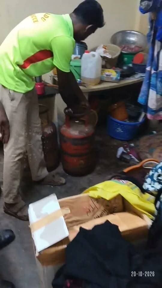 அதிராம்பட்டினம் கீழத்தெருவில் நடக்கவிருந்த பெரும் அசம்பாவிதம்… சமயோசிதமாக சிந்தித்ததால் தவிர்க்கப்பட்டு, பெரும் விபத்து தடுக்கப்பட்டது!
அதிராம்பட்டினம் கீழத்தெரு பகுதியில், வீட்டில் சமையல் எரிவாயு கசிவு ஏற்பட்டதால் அப்பகுதி மக்கள் அதிர்ச்சியடைந்தனர்.
நிலைமையின் தீவிரத்தை உணர்ந்து, உடனடியாக செயல்பட்ட பொதுமக்கள் தீயணைப்புத் துறையினருக்கு தகவல் தெரிவித்தனர்.
விரைந்து வந்த தீயணைப்புத் துறையினர், பாதுகாப்பு நடவடிக்கைகளை மேற்கொண்டு, சமையல் எரிவாயு கசிவை கட்டுக்குள் கொண்டு வந்தனர்.
இதனால், ஏற்படவிருந்த மிகப்பெரிய தீ விபத்து மற்றும் அசம்பாவிதம் தவிர்க்கப்பட்டது.
சமயோசிதமாக செயல்பட்ட பொதுமக்கள் மற்றும் தீயணைப்புத் துறையினரின் துரித நடவடிக்கையால், பெரும் விபத்து தவிர்க்கப்பட்ட நிலையில், அப்பகுதி மக்கள் நிம்மதி பெருமூச்சு விட்டனர்!