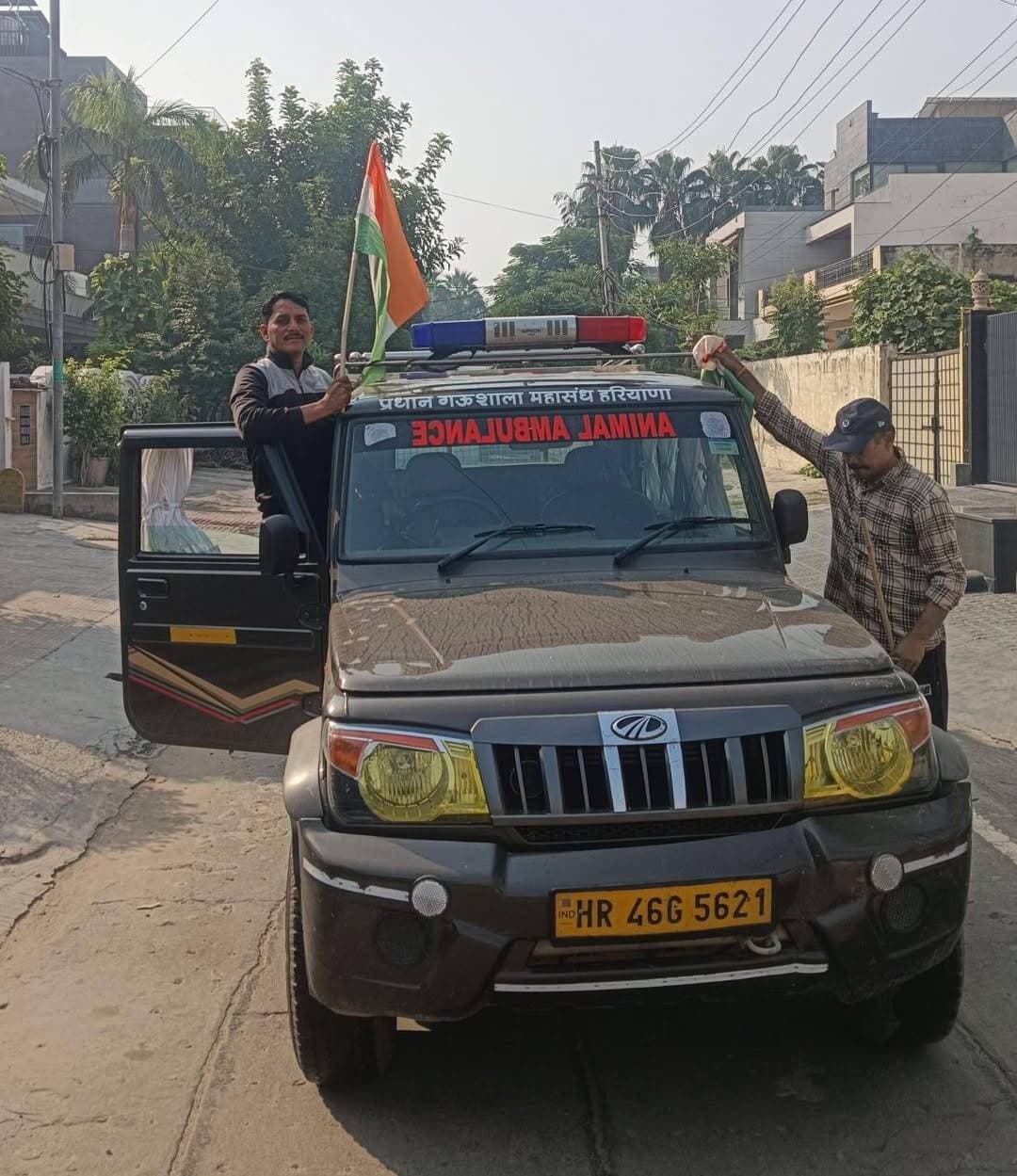 आज विजयदशमी के शुभ अवसर पर मेरा झंडा मेरी शान अभियान टीम के सदस्य सुंदर जेटली, सन्नी मलिक भाई और जीतू भाई बिजली वाले के बहुमूल्य सहयोग से सेक्टर 1 की एक नंबर पुलिया से खंभों पर बेतरतीबा तरीके से लगाए गए 71 तिरंगे सम्मान पूर्वक संभाल लिए गए हैं! यहां खंभों पर तिरंगे लगे होने के कारण बिजली वाले और स्ट्रीट लाईट वाले भी काम करने में असहज महसूस कर रहे थे ! इन्हें अति शीघ्र सम्मान पूर्वक निष्पादन हेतु नोडल अधिकारी नगर निगम रोहतक को सौंपा जाएगा! इस दौरान लावारिस पीड़ित पशु सेवा संघ और सेक्टर 1 के निवासियों का भी बहुत सहयोग एवं आशीर्वाद मिला टीम के सदस्य राजेंद्र प्रसाद ने भी 2 तिरंगे मौके पर टीम को सौंपे हैं! लावारिस पीड़ित पशु सेवा संघ से डॉक्टर जगदीश मलिक जी की तरफ से गाड़ी की सेवा दी गई! सभी का धन्यवाद!