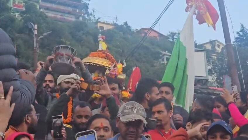 https://himwantpradeshnews.com/lord-rudranaths-ceremonial-palanquin-arrives-at-gopinath-temple-winter-worship-begins/
गोपीनाथ मंदिर में विराजमान हुई भगवान रुद्रनाथ की उत्सव डोली, सात माह यहीं होगी पूजा-अर्चना
गोपेश्वर। चतुर्थ केदार भगवान श्री रुद्रनाथ जी की उत्सव डोली सोमवार को विधि-विधान के साथ उनके शीतकालीन गद्दी स्थल गोपीनाथ मंदिर, गोपेश्वर में विराजमान हो गई। डोली के मंदिर पहुंचने पर श्रद्धालुओं ने भव्य स्वागत किया। इस दौरान मंदिर परिसर भगवान शिव के जयकारों, ढोल-दमाऊ की गूंज और भजन-कीर्तन से गुंजायमान रहा। सैकड़ों श्रद्धालुओं ने भगवान रुद्रनाथ के दर्शन कर सुख-समृद्धि की कामना की।
शनिवार को रुद्रनाथ धाम के कपाट शीतकाल के लिए बंद होने के बाद भगवान की उत्सव डोली पैदल यात्रा करते हुए सोमवार को गोपेश्वर पहुंची। यहां गोपीनाथ मंदिर में डोली के विराजमान होने के साथ ही भगवान रुद्रनाथ की शीतकालीन पूजा परंपरा का विधिवत शुभारंभ हो गया।
अब आगामी छह माह तक भगवान रुद्रनाथ की नियमित पूजा-अर्चना गोपीनाथ मंदिर में संपन्न होगी। शीतकाल के दौरान श्रद्धालु गोपेश्वर पहुंचकर भगवान रुद्रनाथ के दर्शन कर सकेंगे और पूजा-अर्चना में शामिल होकर पुण्य लाभ अर्जित कर सकेंगे।
इस वर्ष यात्रा काल में बड़ी संख्या में श्रद्धालु रुद्रनाथ धाम पहुंचे और भगवान शिव के दर्शन किए। कपाट बंद होने के बाद अब शीतकाल में भगवान रुद्रनाथ की पूजा-अर्चना गोपेश्वर स्थित गोपीनाथ मंदिर में परंपरानुसार संपन्न होगी।