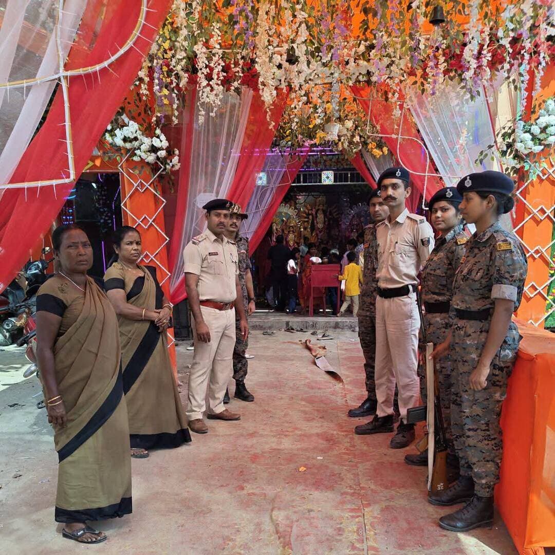 पुलिस अधीक्षक, किशनगंज के निर्देशानुसार दुर्गा पूजा पर्व को शांतिपूर्ण, सुरक्षित एवं सौहार्दपूर्ण वातावरण में संपन्न कराने तथा जिले में विधि-व्यवस्था बनाए रखने के उद्देश्य से किशनगंज जिला अंतर्गत सभी थाना क्षेत्रों में पुलिस पदाधिकारियों एवं पुलिस कर्मियों की प्रतिनियुक्ति की गई है।
इस दौरान सभी प्रतिनियुक्त पुलिस पदाधिकारी एवं कर्मी अपने-अपने निर्धारित क्षेत्रों में पूरी सतर्कता एवं मुस्तैदी के साथ कर्तव्य निर्वहन कर रहे हैं।
साथ ही, पूजा पंडालों एवं संवेदनशील स्थलों पर विशेष निगरानी रखते हुए आमजनों की सुरक्षा, भीड़ नियंत्रण तथा विधि-व्यवस्था संधारण सुनिश्चित करने हेतु आवश्यक कार्रवाई की जा रही है।
किशनगंज पुलिस आमजनों से अपील करती है कि दुर्गा पूजा पर्व को शांति, सद्भाव एवं भाईचारे के साथ मनाएँ तथा विधि-व्यवस्था बनाए रखने में पुलिस प्रशासन का सहयोग करें।