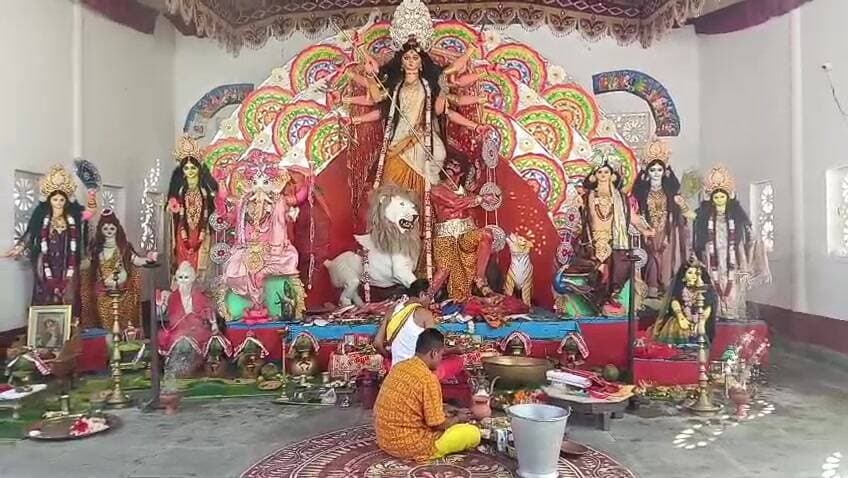 জলপাইগুড়ি: ৫১৭ বছরের ঐতিহ্য বুকে নিয়ে বৈকুণ্ঠপুর রাজবাড়িতে মহানবমীর পুজো শুরু