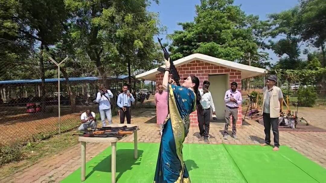 राजनांदगांव: छत्तीसगढ़ के राजनांदगांव में विजयदशमी पर पुलिस विभाग ने किया शस्त्र पूजन, एसपी ने गन फायर किया