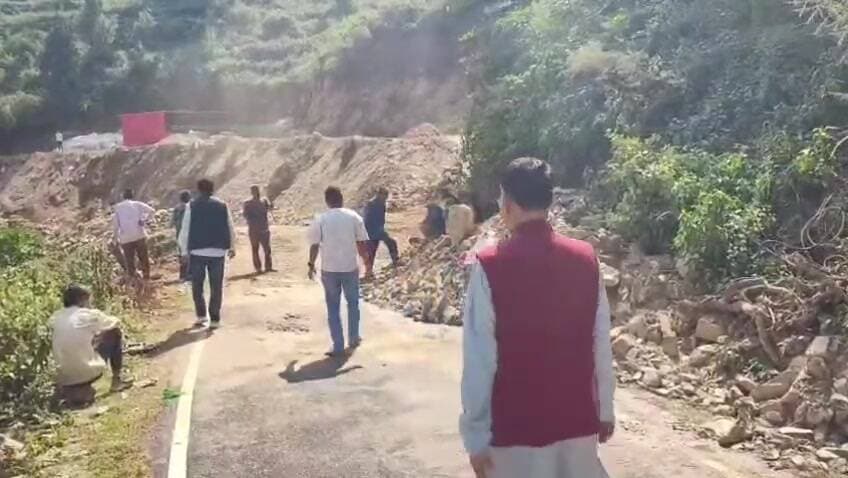 पौड़ी: पूर्व विधायक मुकेश कोली ने शुरू कर दी 2027 चुनाव की तैयारियां, गांव-गांव कर रहे जनता से बातचीत