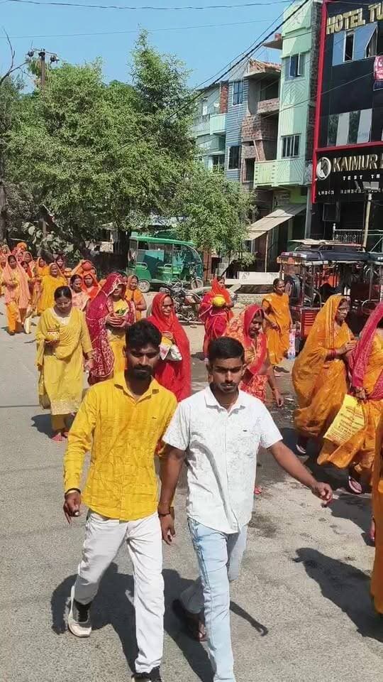 श्री लक्ष्मी नारायण महायज्ञ कलश शोभा यात्रा के दौरान परसिया से भभुआ पैदल कलश यात्रा के साथ श्रद्धालुओं की उमड़ी भीड़