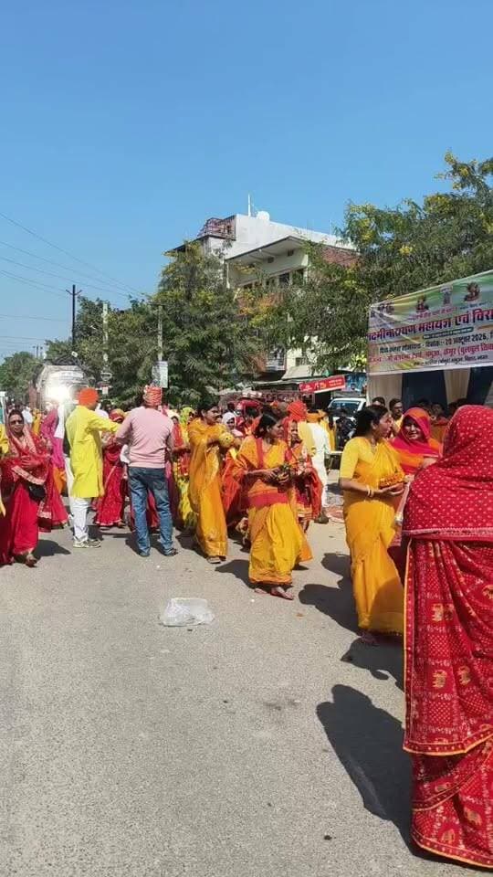 श्री लक्ष्मी नारायण महायज्ञ कलश शोभा यात्रा के दौरान परसिया से भभुआ पैदल कलश यात्रा के साथ श्रद्धालुओं की उमड़ी भीड़