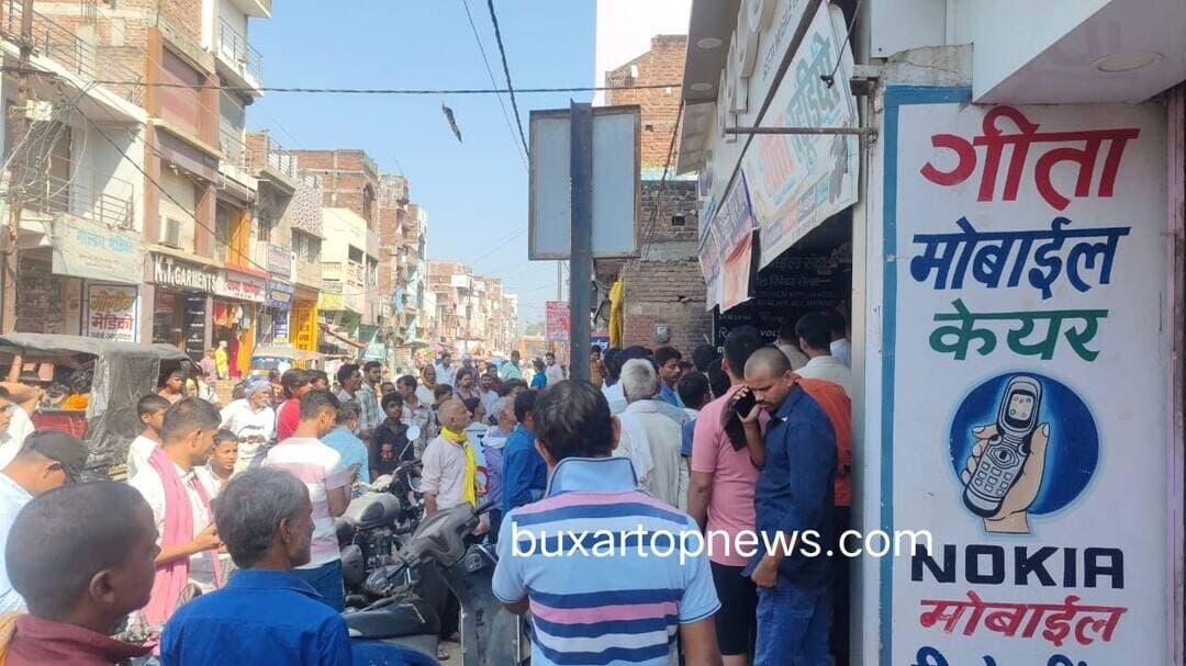 BREAKING : मोबाइल दुकान में भीषण चोरी, मुख्य शटर ऊंचा कर दुकान में घुसे चोर .. खबर कमेंट बॉक्स में