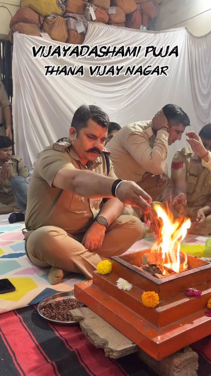 🚩 थाना विजयनगर, इंदौर में दशहरा पूजन 🙏🚔
🪔 बुराई पर अच्छाई की विजय के प्रतीक विजयादशमी के पावन अवसर पर थाना विजयनगर में विधि-विधान से दशहरा पूजन किया गया।
यह पर्व हमें सत्य, धर्म, कर्तव्य और न्याय के मार्ग पर चलने की प्रेरणा देता है। 🙏
👮♂️ कर्तव्य ही धर्म है, जनसेवा ही संकल्प!
🚔 जनता की सुरक्षा • कानून का सम्मान • सेवा का संकल्प
💐 आप सभी को विजयादशमी की हार्दिक शुभकामनाएँ!
थाना विजयनगर, इंदौर पुलिस 🇮🇳
🙏 जय हिंद! जय भारत! 🙏
#थानाविजयनगर #VijayNagarPolice #IndorePolice #दशहरापूजन #विजयादशमी दशहरा2026 Dussehra2026 Vijayadashami PoliceFamily PoliceDepartment इंदौरपुलिस जनसेवा कर्तव्यहीधर्म जयश्रीराम जय हिंद जयभारत PoliceLife KhakiPride IndianPolice FestivalOfVictory
🔑 कीवर्ड (Keywords)
थाना विजयनगर दशहरा पूजा, थाना विजयनगर इंदौर, इंदौर पुलिस दशहरा पूजन, विजयादशमी समारोह 2026, पुलिस विभाग दशहरा पूजा, पुलिस परिवार विजयादशमी, थाना परिसर में पूजा, दशहरा पूजन कार्यक्रम, इंदौर पुलिस त्योहार, कर्तव्य और जनसेवा, पुलिस की परंपरा, Vijay Nagar Police Dussehr