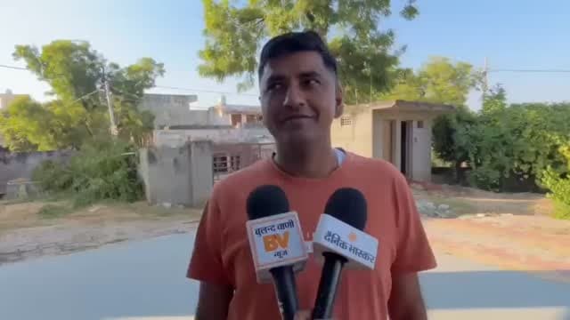 1857 के नौ शहीदों की याद में गंगोल गांव में नहीं मनाया जाता दशहरा
मेरठ के गंगोल गांव में मान्यता है कि 1857 की क्रांति के दौरान दशहरे के दिन अंग्रेजों ने नौ क्रांतिकारियों को पीपल के पेड़ पर फांसी दी थी। उनकी शहादत की याद में ग्रामीण दशहरे पर उत्सव नहीं मनाते, बल्कि गंगोल तीर्थ पर पहुंचकर पुष्प अर्पित करते हैं और हवन कर शहीदों को श्रद्धांजलि देते हैं।
#गंगोल #मेरठ #1857कीक्रांति #नौअमरशहीद #शहीदोंकीकुर्बानी दशहरा MeerutNews GangolVillage 1857Revolt अमरशहीद स्वतंत्रतासंग्राम इतिहास उत्तरप्रदेश MeerutBreakingNews शहीदोंकोनमन
