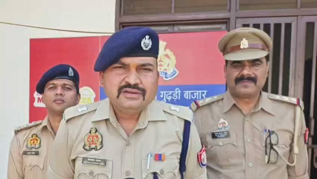 #मेरठ में अवैध पटाखों के खिलाफ पुलिस की बड़ी कार्रवाई, लाखों रुपये के पटाखे बरामद
मेरठ। जनपद मेरठ में अवैध पटाखों के भंडारण और बिक्री के खिलाफ पुलिस ने बड़ी कार्रवाई की है। थाना टीपीनगर और कोतवाली पुलिस ने दो अलग-अलग स्थानों पर छापेमारी कर लाखों रुपये के अवैध पटाखे बरामद किए हैं। इस कार्रवाई के दौरान पुलिस ने दो व्यक्तियों को हिरासत में लिया है।
मामले में पुलिस अधीक्षक नगर, मेरठ ने कार्रवाई को लेकर जानकारी दी। पुलिस द्वारा अवैध पटाखों के भंडारण और बिक्री के खिलाफ अभियान चलाया जा रहा है। मामले में आगे की कार्रवाई की जा रही है।
मेरठ पुलिस की इस कार्रवाई से अवैध पटाखों का कारोबार करने वालों में हड़कंप मचा हुआ है।#MeerutNews #मेरठ_न्यूज़ #MeerutPolice #मेरठ_पुलिस #टीपीनगर #कोतवाली_मेरठ #अवैध_पटाखे #पटाखों_पर_पुलिस_की_कार्रवाई #PoliceRaid #MeerutCrimeNews #CrimeNews #UPPolice #UttarPradeshNews #अवैध_पटाखों_की_बरामदगी #पुलिस_की_बड़ी_कार्रवाई #BreakingNews #LatestNews #MeerutBreakingNews #DiwaliCrackers #अपराध_समाचार #मेरठ_क्राइम_न्यू�